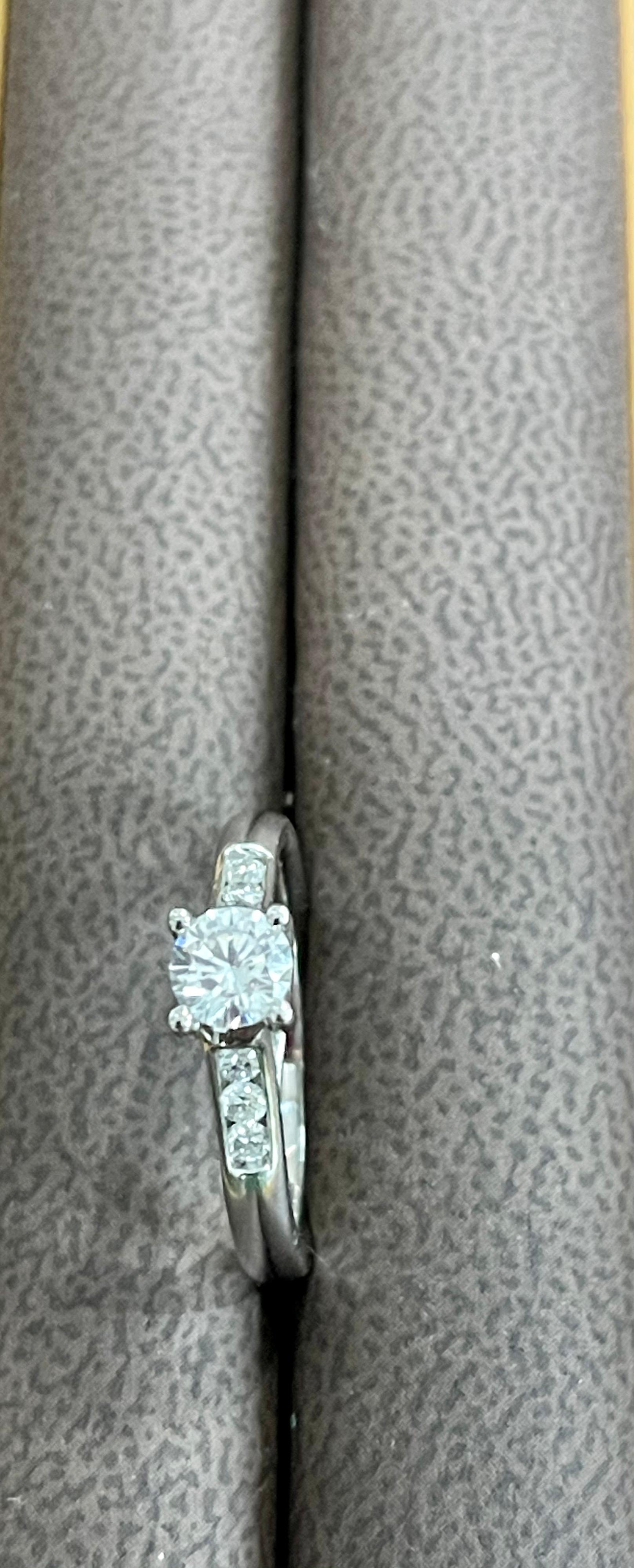 Bague/anneau traditionnel en or blanc 14 carats avec diamants de 0,75 carat en vente 3