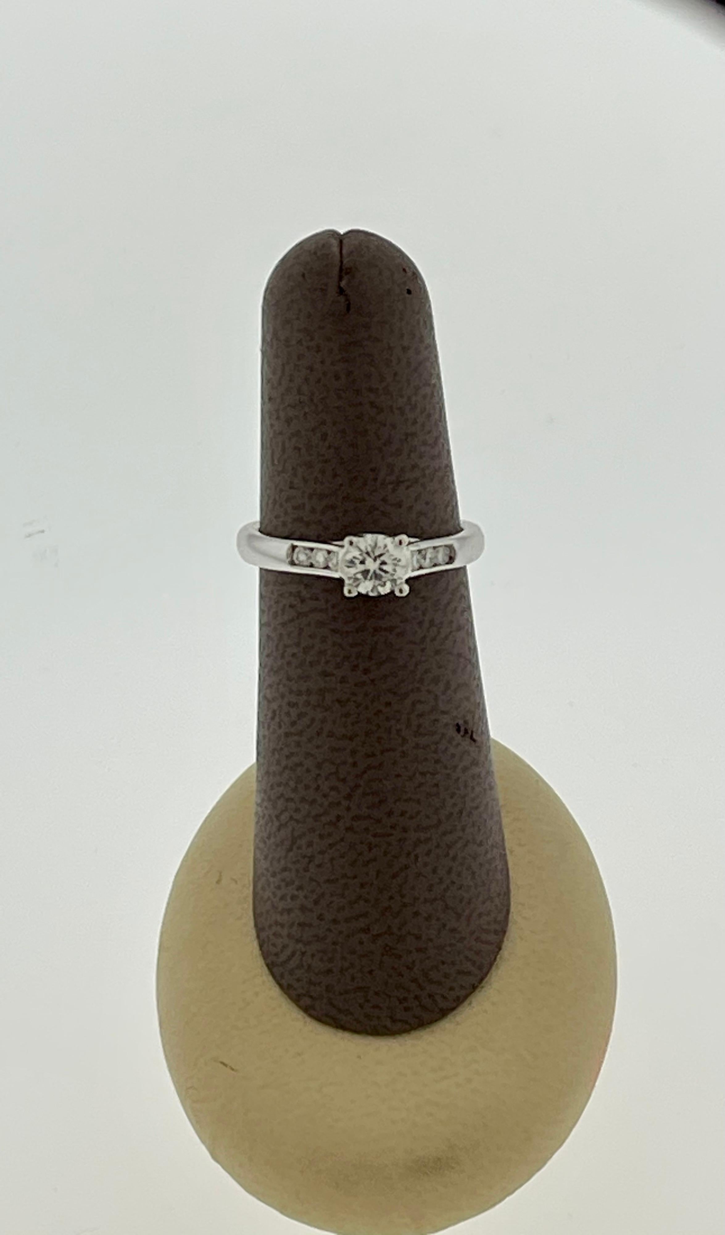 Bague/anneau traditionnel en or blanc 14 carats avec diamants de 0,75 carat en vente 5