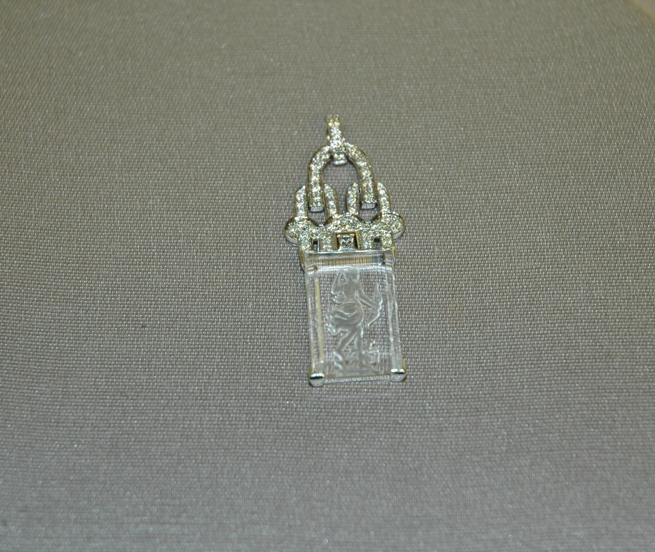 Splendido pendente in oro bianco e brillanti con un elemento in cristallo di rocca inciso. Rappresenta Diana, la dea della caccia. Il suo stile Art Nouveau è esaltato dal design della parte superiore in cui sono incastonati i diamanti (0,75 carati). 