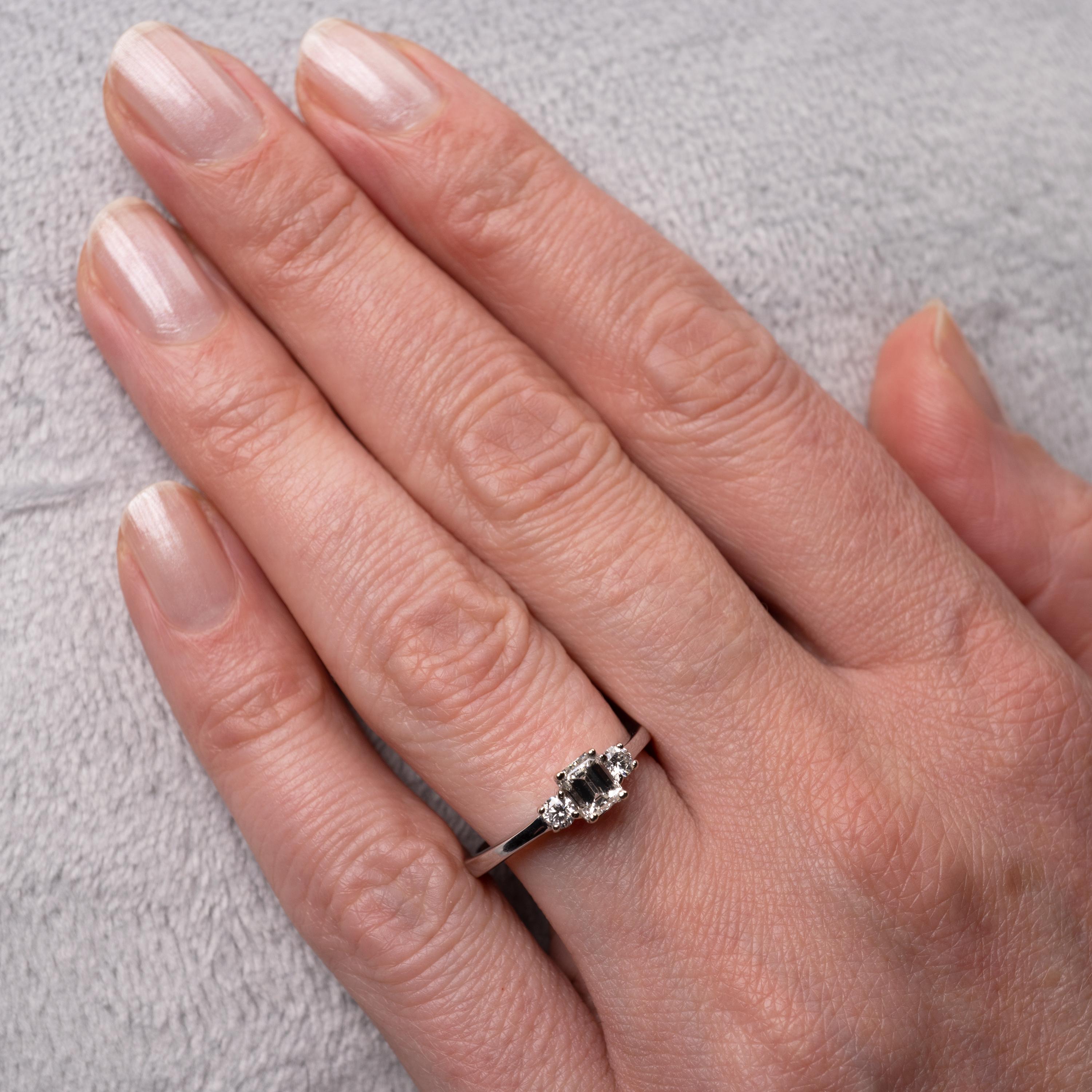 0.75 Carat Emerald Cut & Round Cut Diamond Ring 18 Karat White Gold Hallmarked For Sale 3