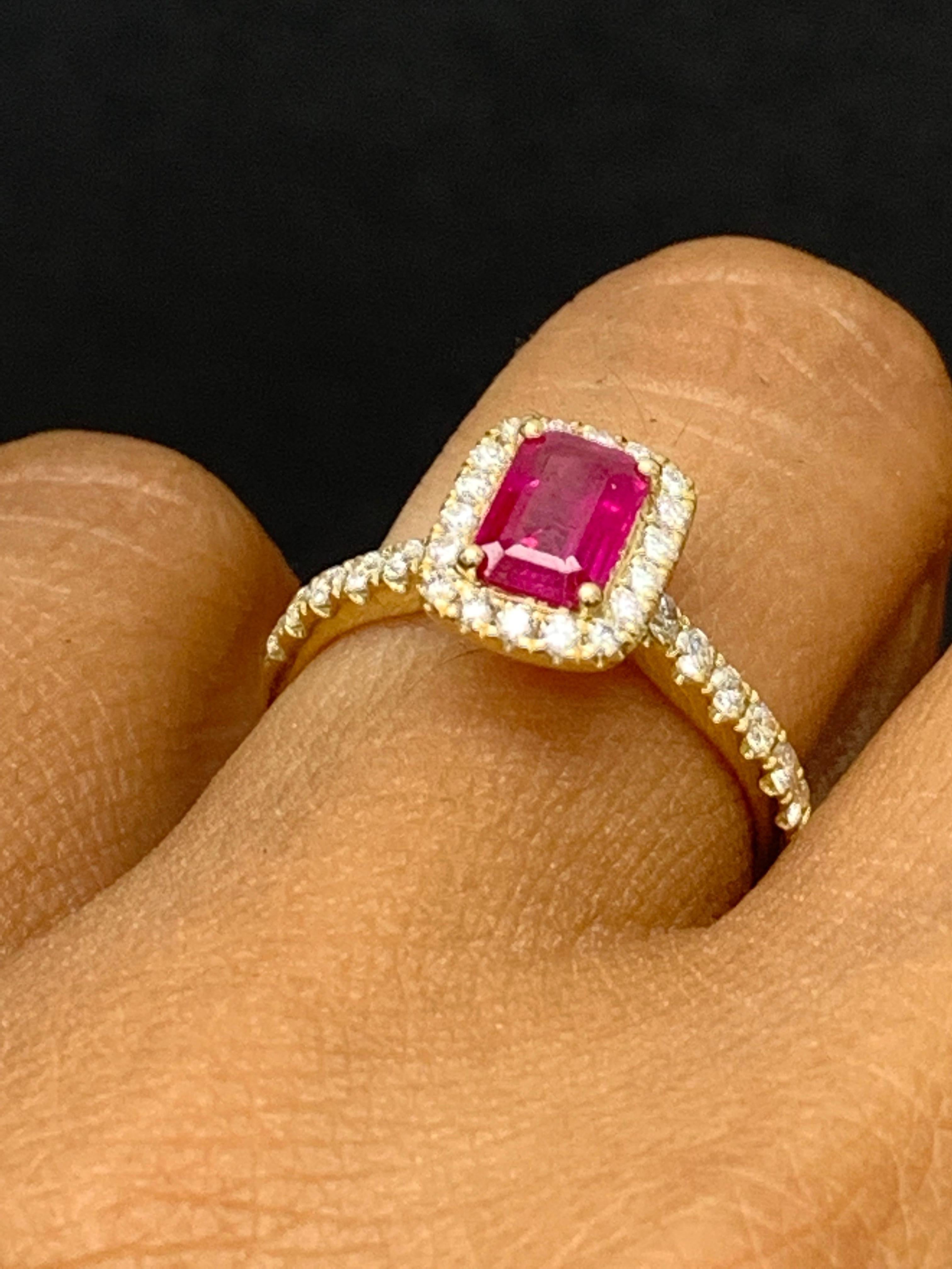 0.75 Carat Emerald Cut Ruby Diamond Engagement Ring in 18K Yellow Gold (Bague de fiançailles en or jaune 18K) en vente 4