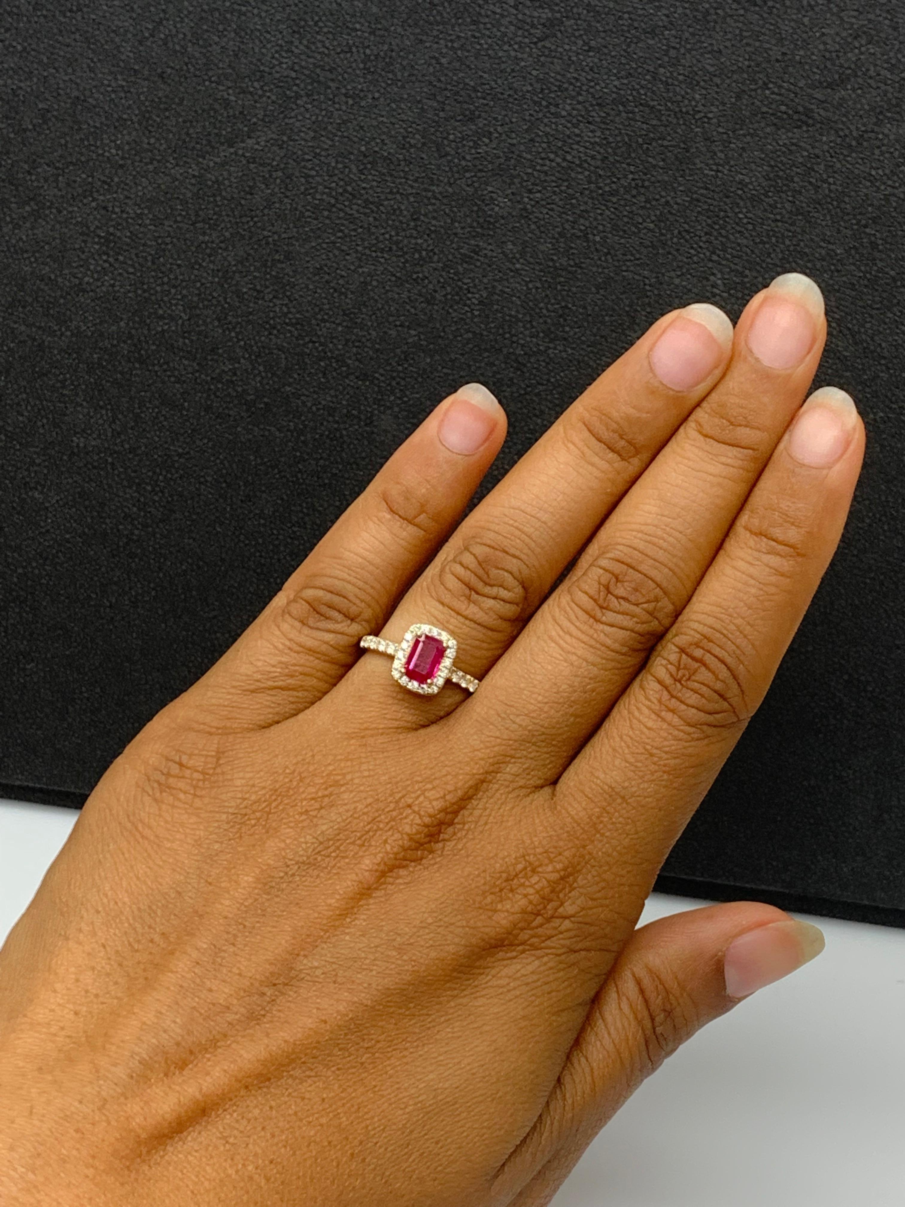 0.75 Carat Emerald Cut Ruby Diamond Engagement Ring in 18K Yellow Gold (Bague de fiançailles en or jaune 18K) en vente 8