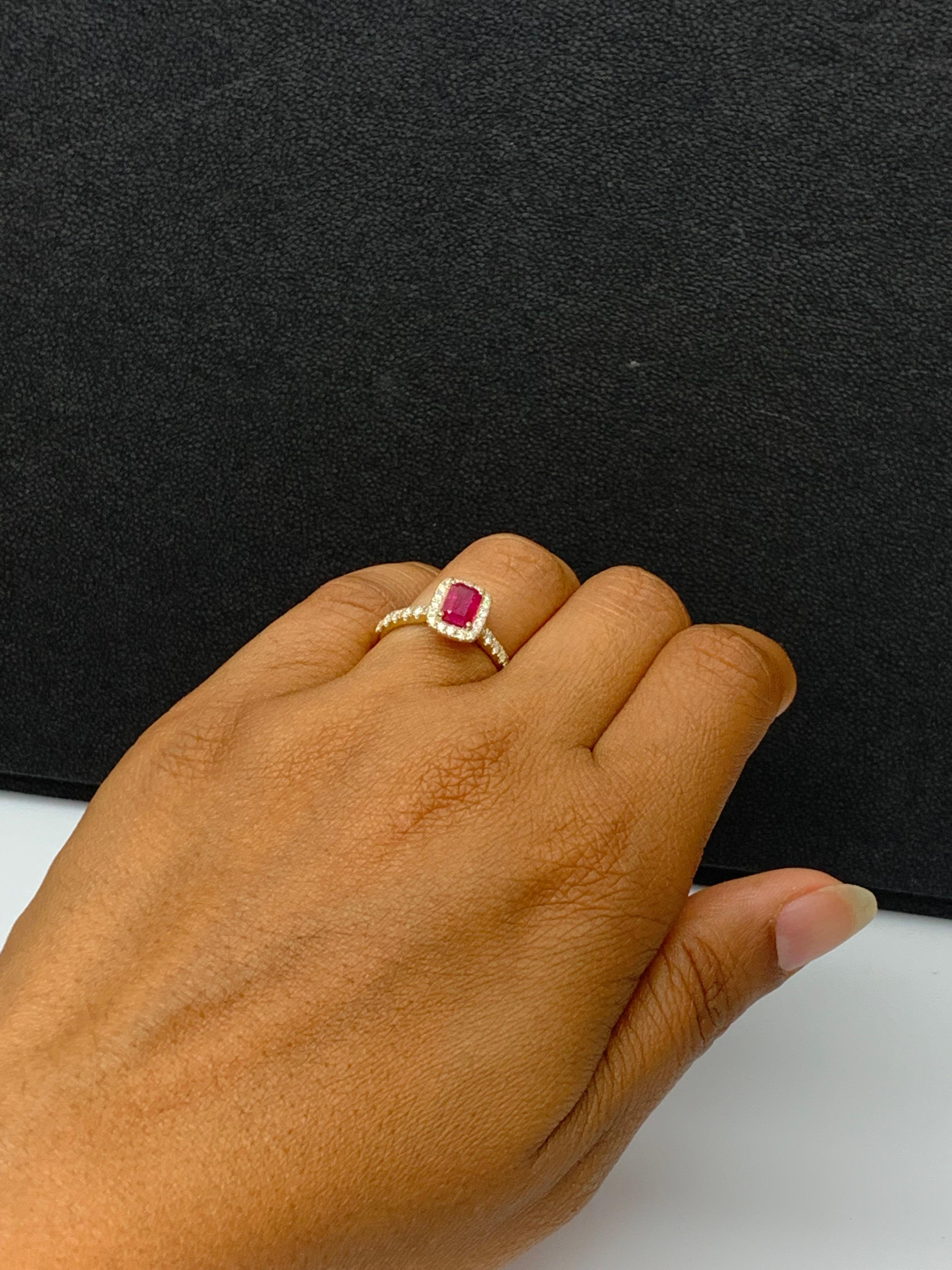 0.75 Carat Emerald Cut Ruby Diamond Engagement Ring in 18K Yellow Gold (Bague de fiançailles en or jaune 18K) en vente 9