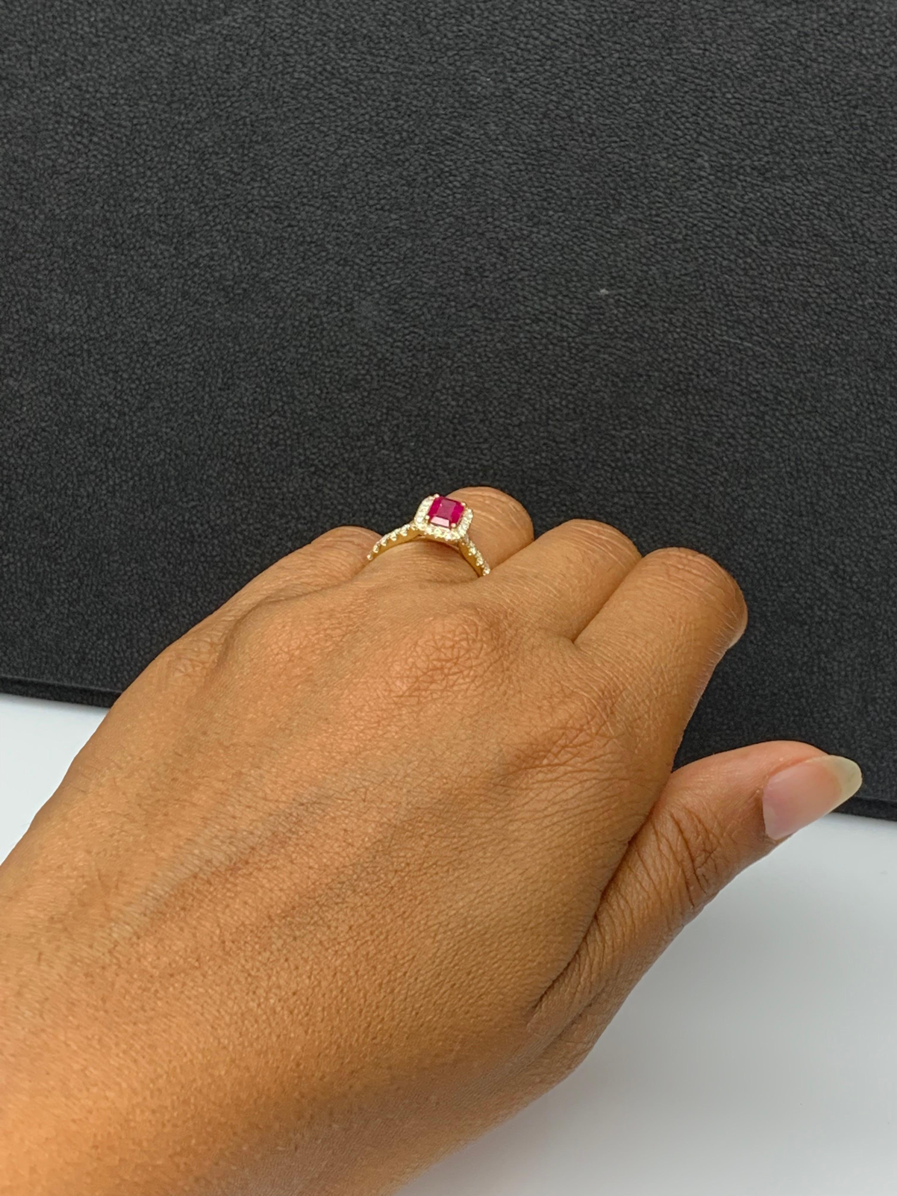 0.75 Carat Emerald Cut Ruby Diamond Engagement Ring in 18K Yellow Gold (Bague de fiançailles en or jaune 18K) en vente 10