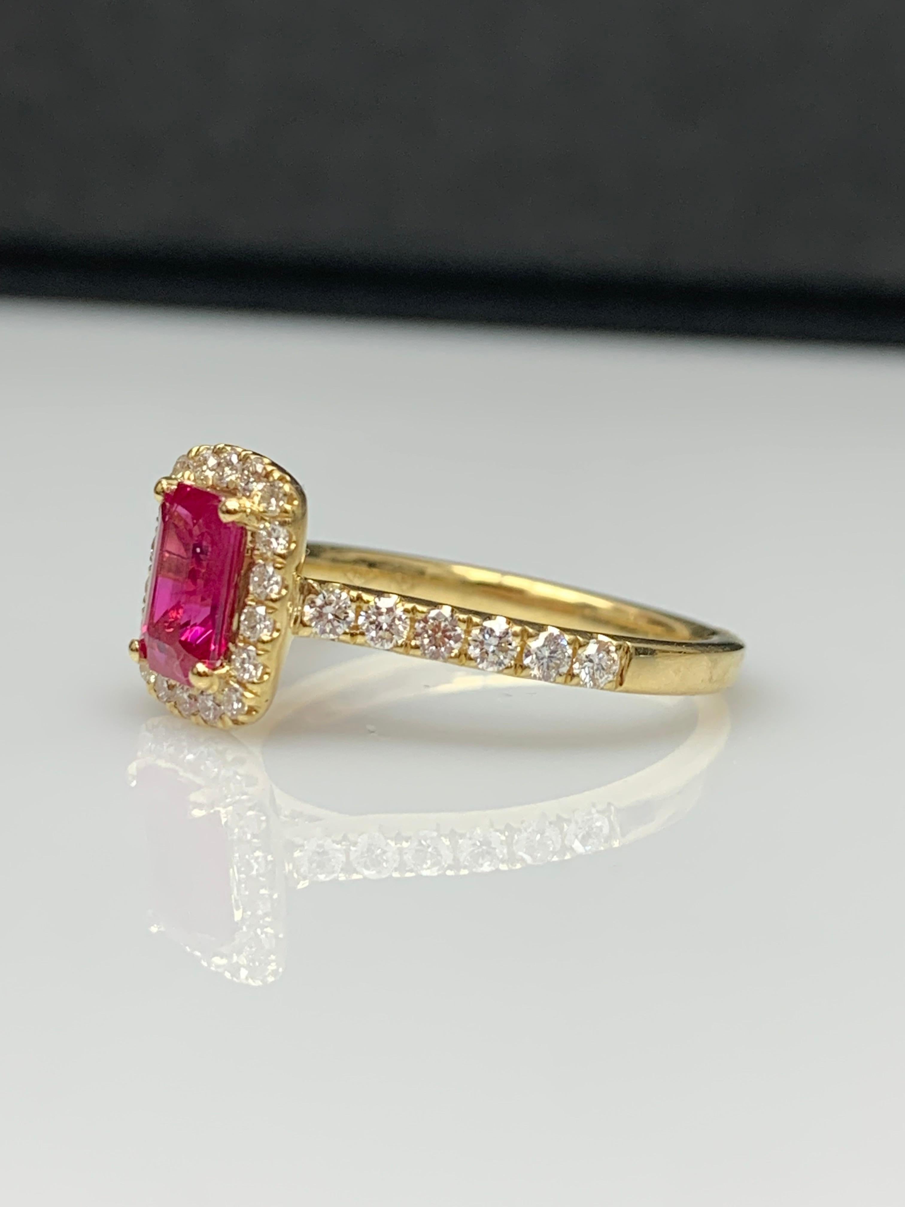 Elle présente un rubis taille émeraude pesant 0,75 carat, entouré d'une rangée unique de 30 diamants ronds de taille brillant dans un halo continu. Serti dans un fin anneau en or jaune 18 carats rehaussé de diamants. Les diamants pèsent 0,46 carat