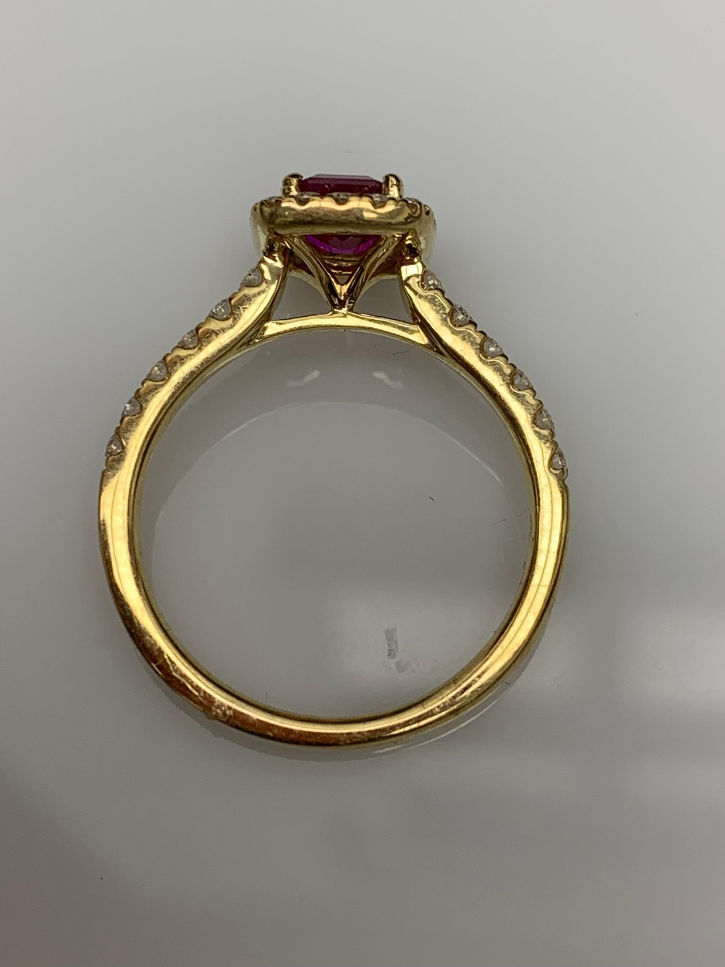 0.75 Carat Emerald Cut Ruby Diamond Engagement Ring in 18K Yellow Gold (Bague de fiançailles en or jaune 18K) Neuf - En vente à NEW YORK, NY