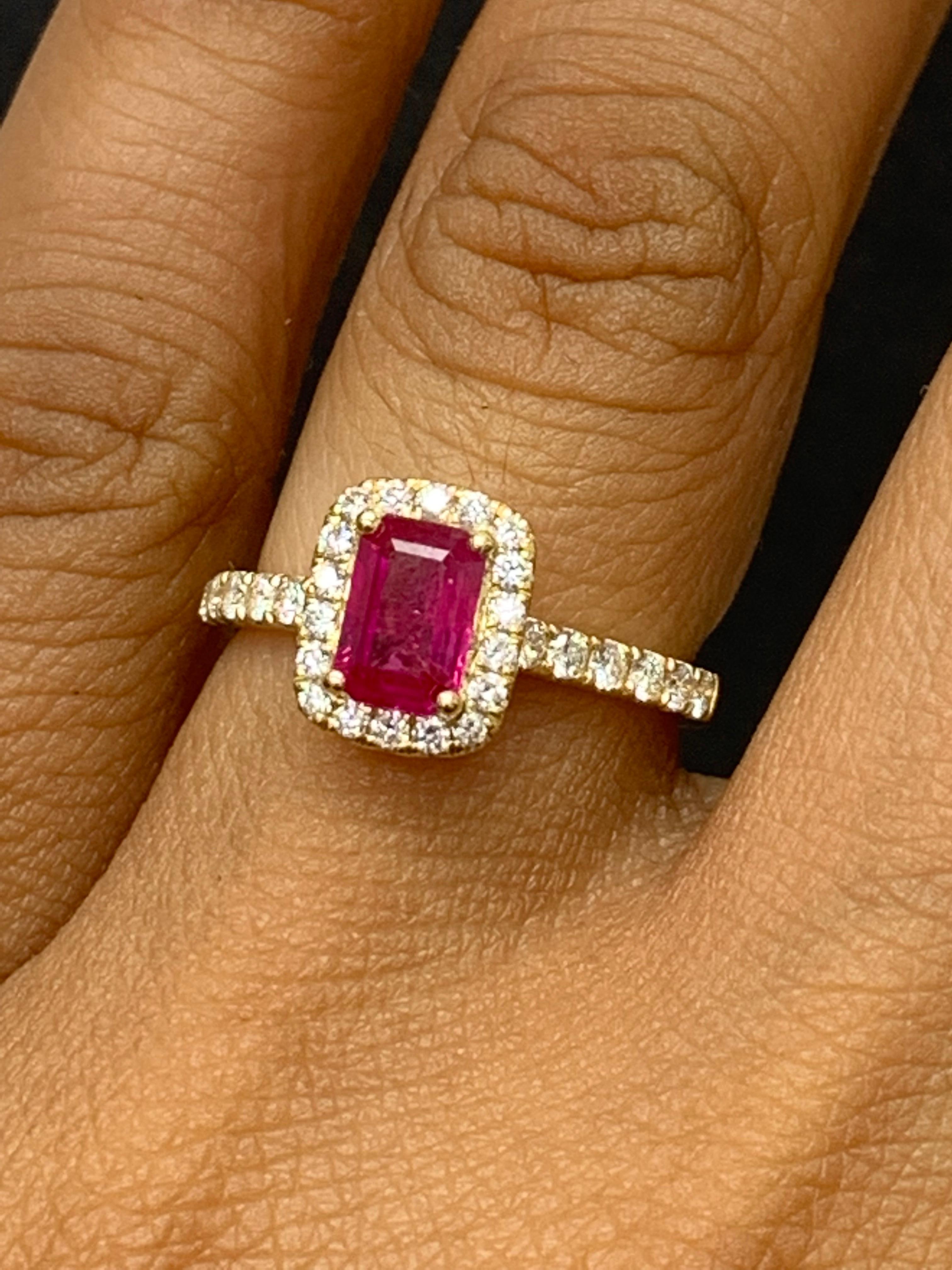 0.75 Carat Emerald Cut Ruby Diamond Engagement Ring in 18K Yellow Gold (Bague de fiançailles en or jaune 18K) en vente 3