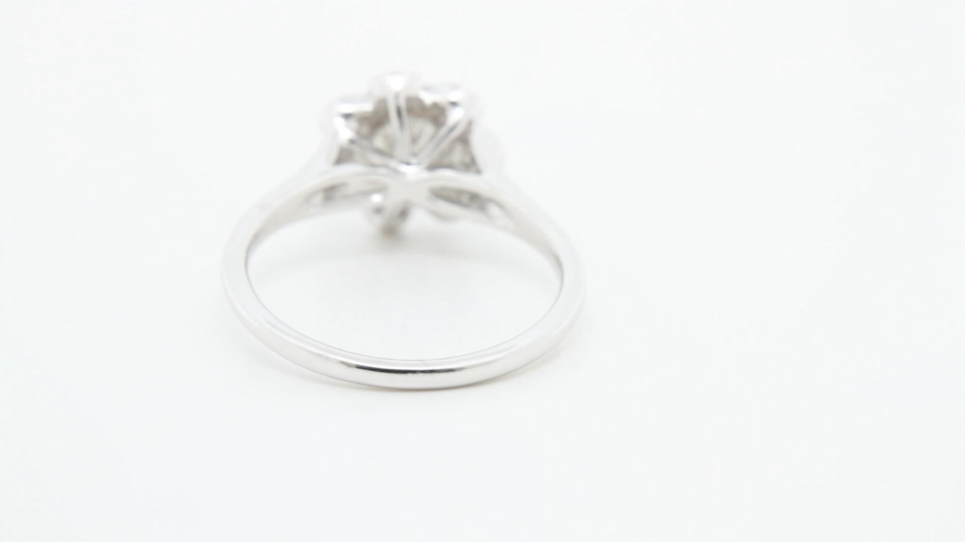Vom Art déco inspirierter floraler 8-Stein-Ring aus 18 Karat Weißgold
Mit diesem atemberaubenden Ring mit floralem Design aus 7 Steinen, inspiriert von der geometrischen Eleganz und dem raffinierten Luxus der Art-Déco-Ära, tauchen Sie ein in das