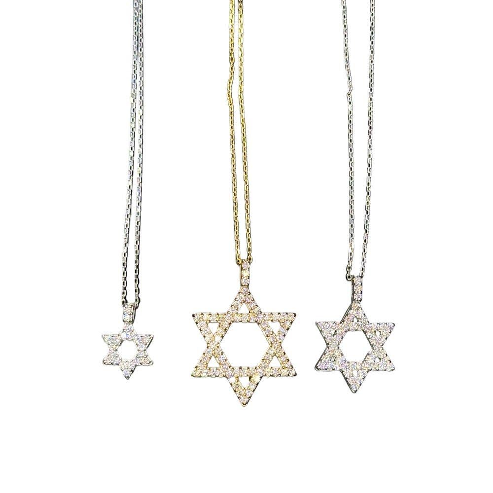 Célébrez l'héritage et l'élégance avec cet exquis collier pendentif en diamant Étoile juive, orné d'environ 0,75 carats de diamants ronds naturels de taille brillant. Serti dans de l'or blanc 14 carats radieux, le pendentif met magnifiquement en