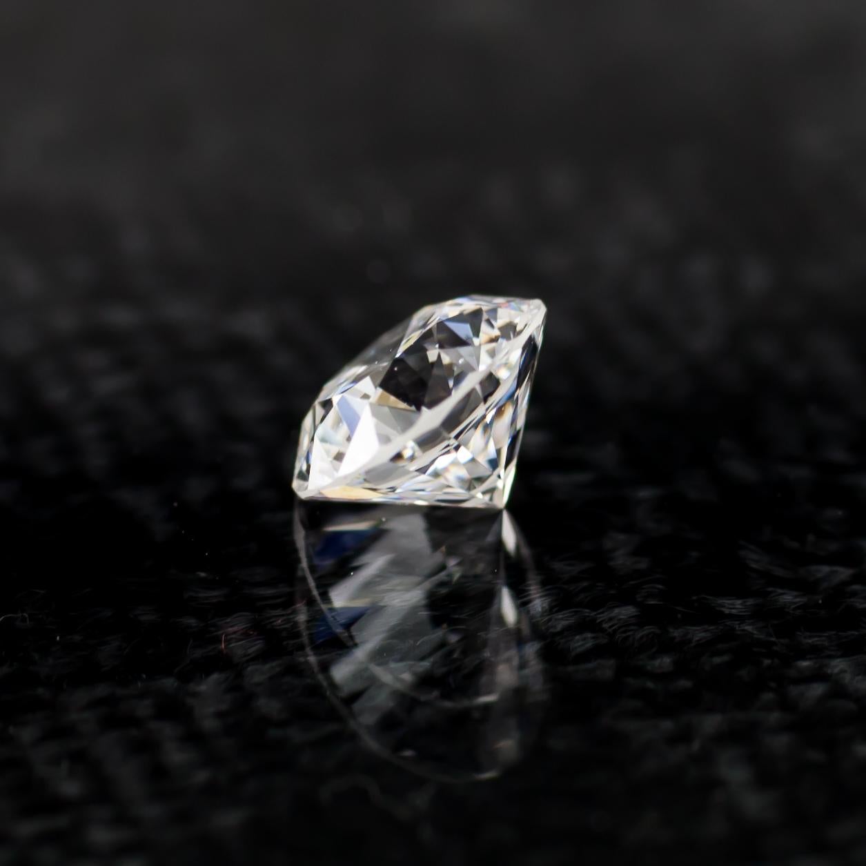 0,75 Karat loser D / VS2 runder Diamant im Brillantschliff GIA zertifiziert im Zustand „Hervorragend“ im Angebot in Sherman Oaks, CA