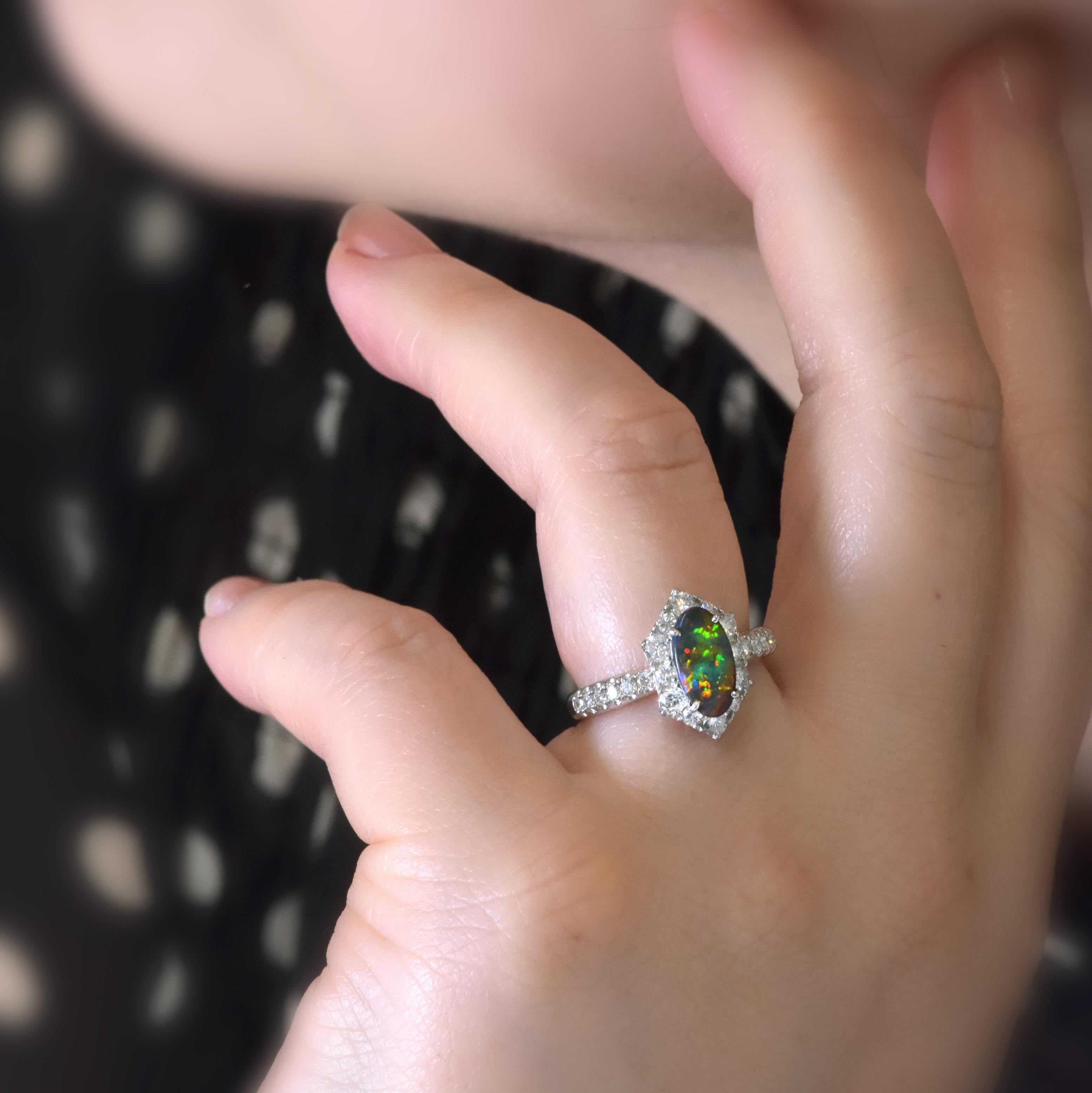 Anello con Opale nero australiano e diamanti da 0.75 carati in platino in vendita 6