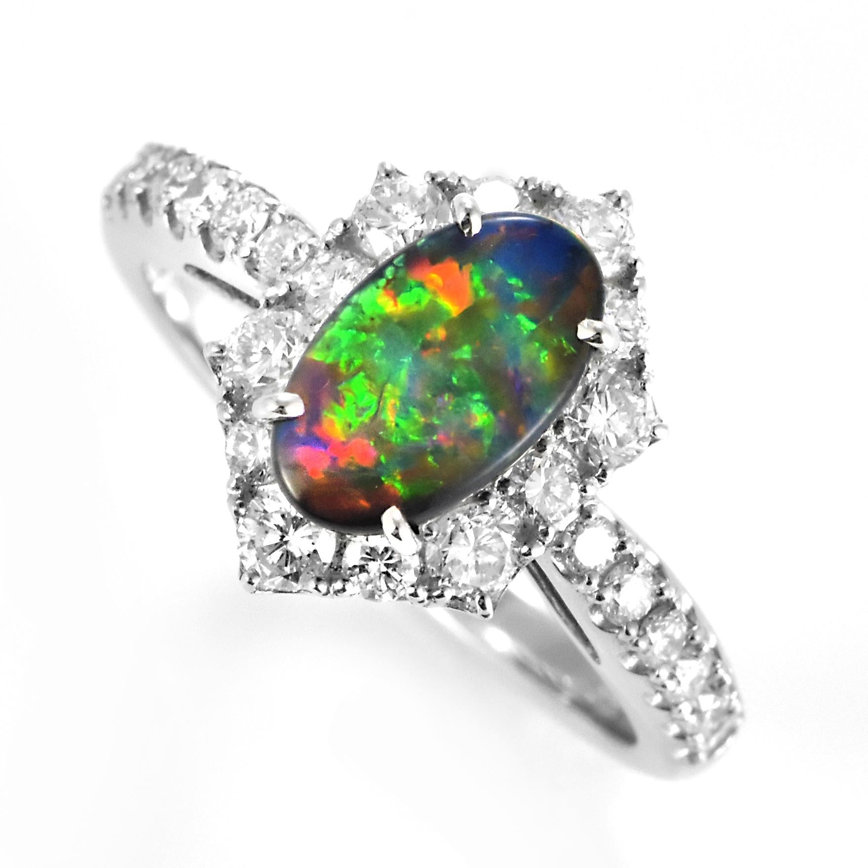 Un bellissimo anello con un'opale nera australiana da 0,757 carati e diamanti da 0,74 carati, realizzato in platino. L'Opale mostra un ottimo gioco di colori! Gli opali sono noti per la presenza di lampi di colori dell'arcobaleno, noti come 