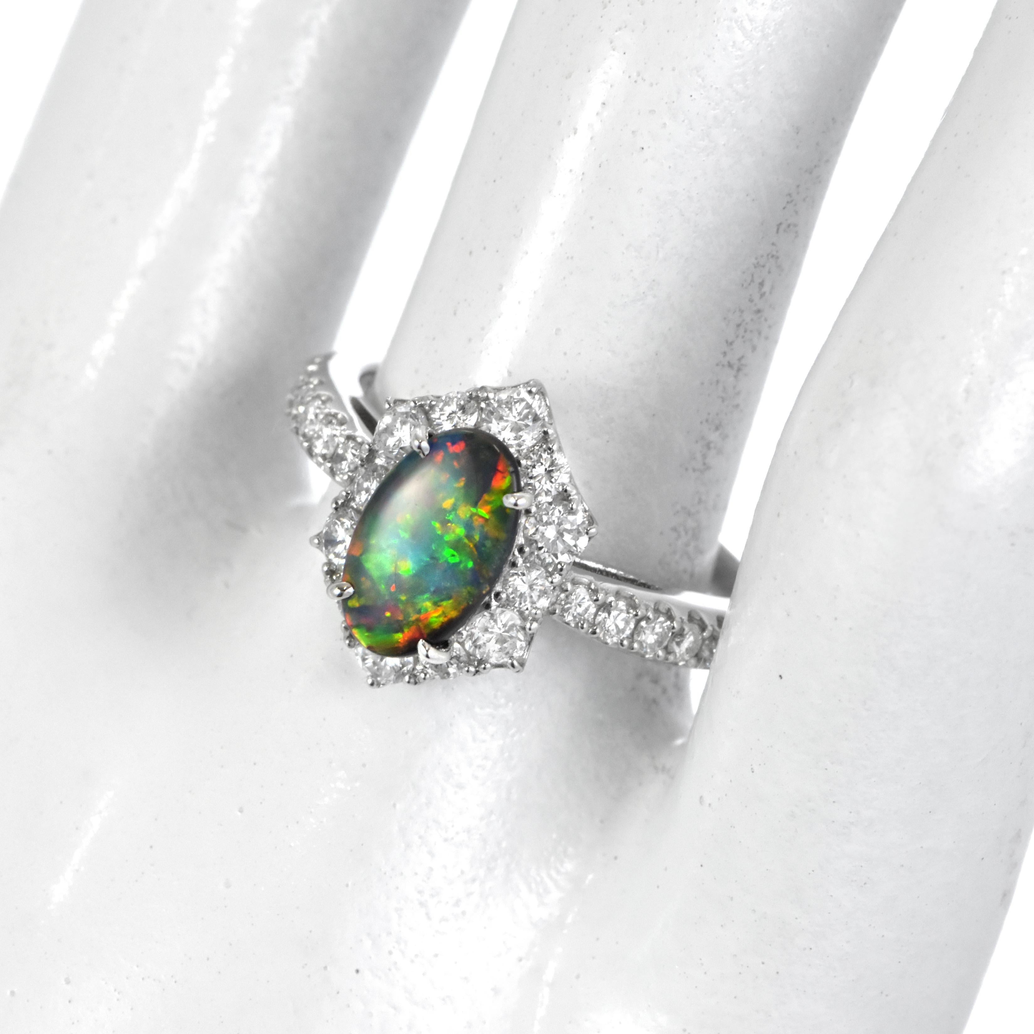 Moderno Anello con Opale nero australiano e diamanti da 0.75 carati in platino in vendita