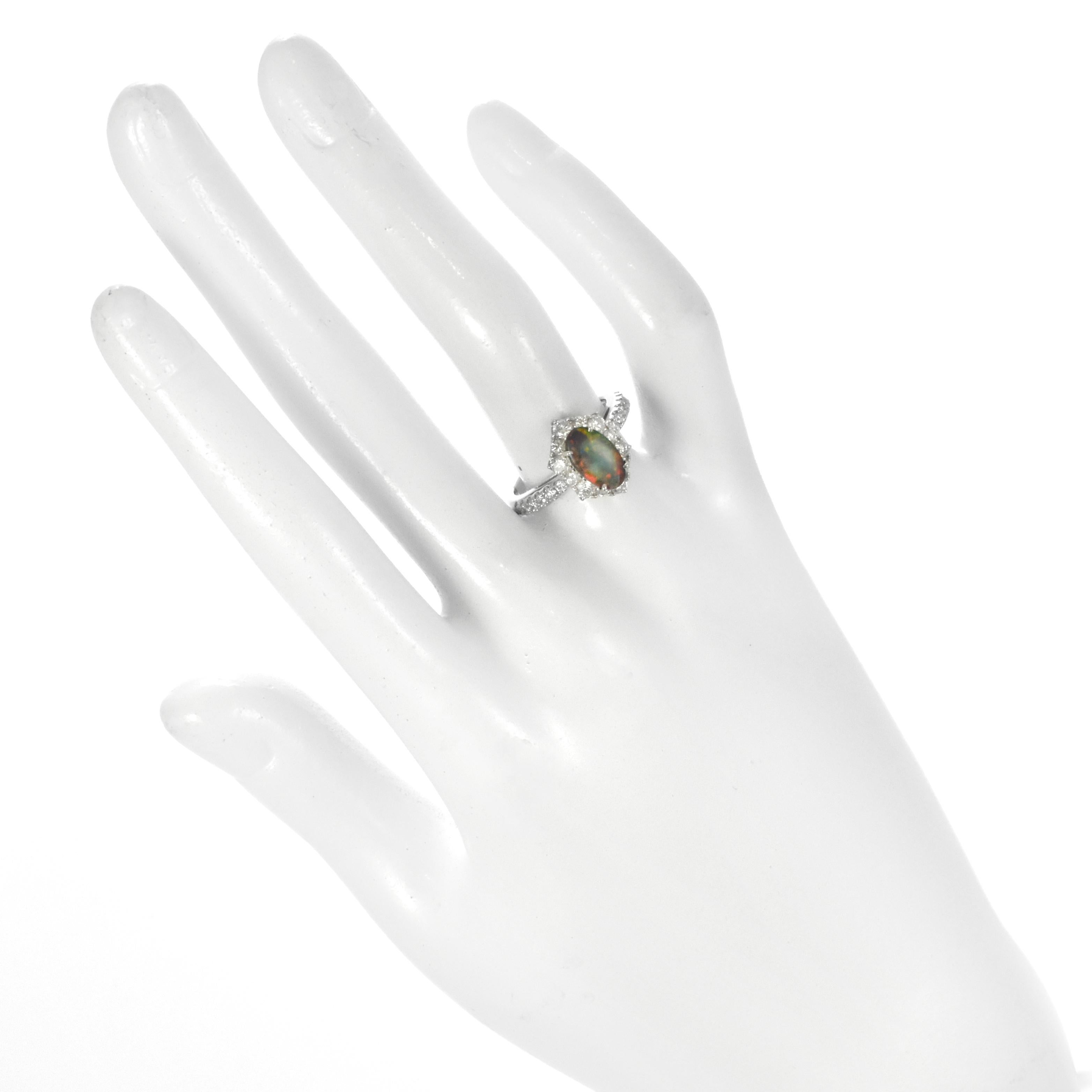 Cabochon Anello con Opale nero australiano e diamanti da 0.75 carati in platino in vendita