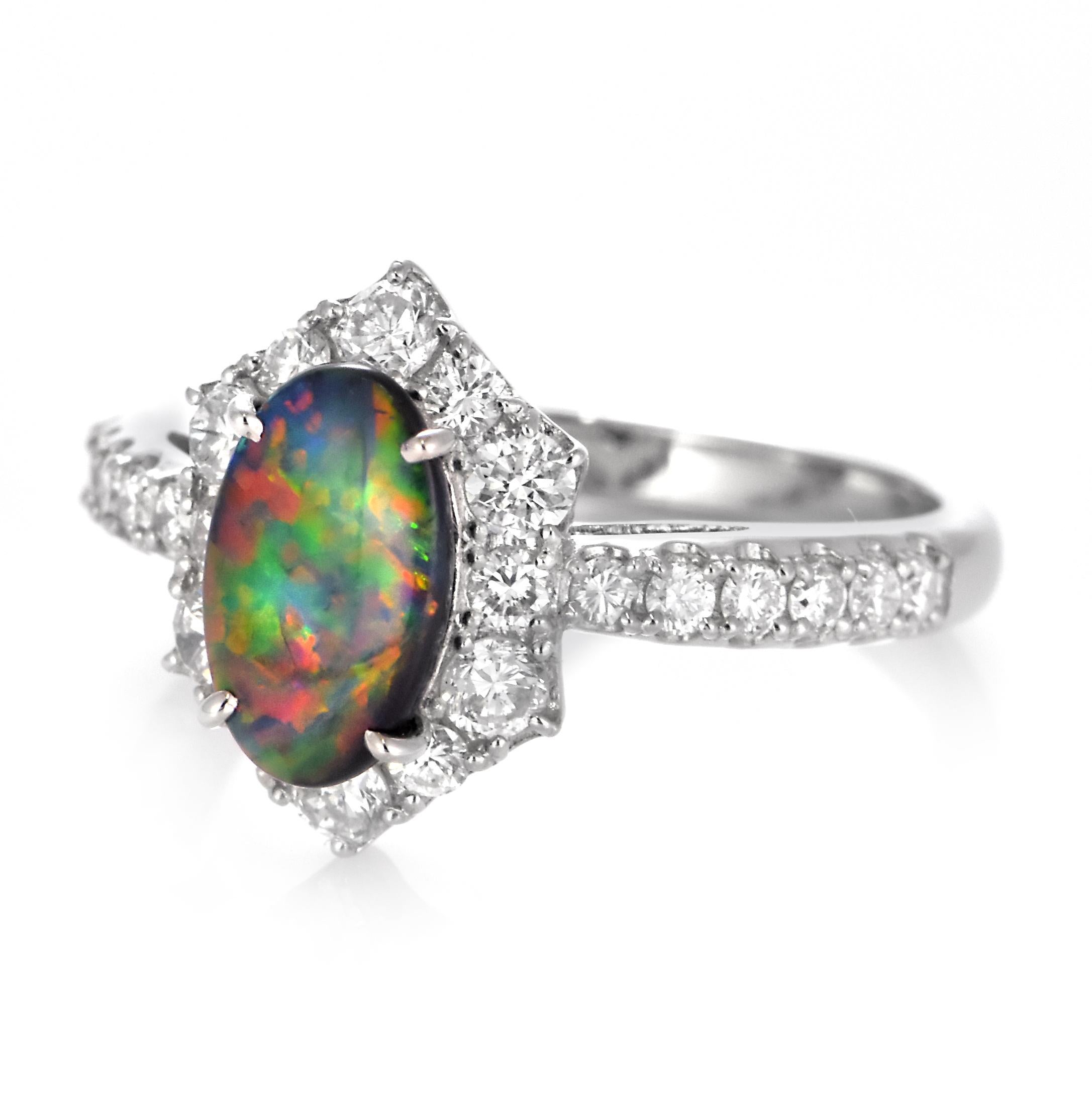 Donna Anello con Opale nero australiano e diamanti da 0.75 carati in platino in vendita