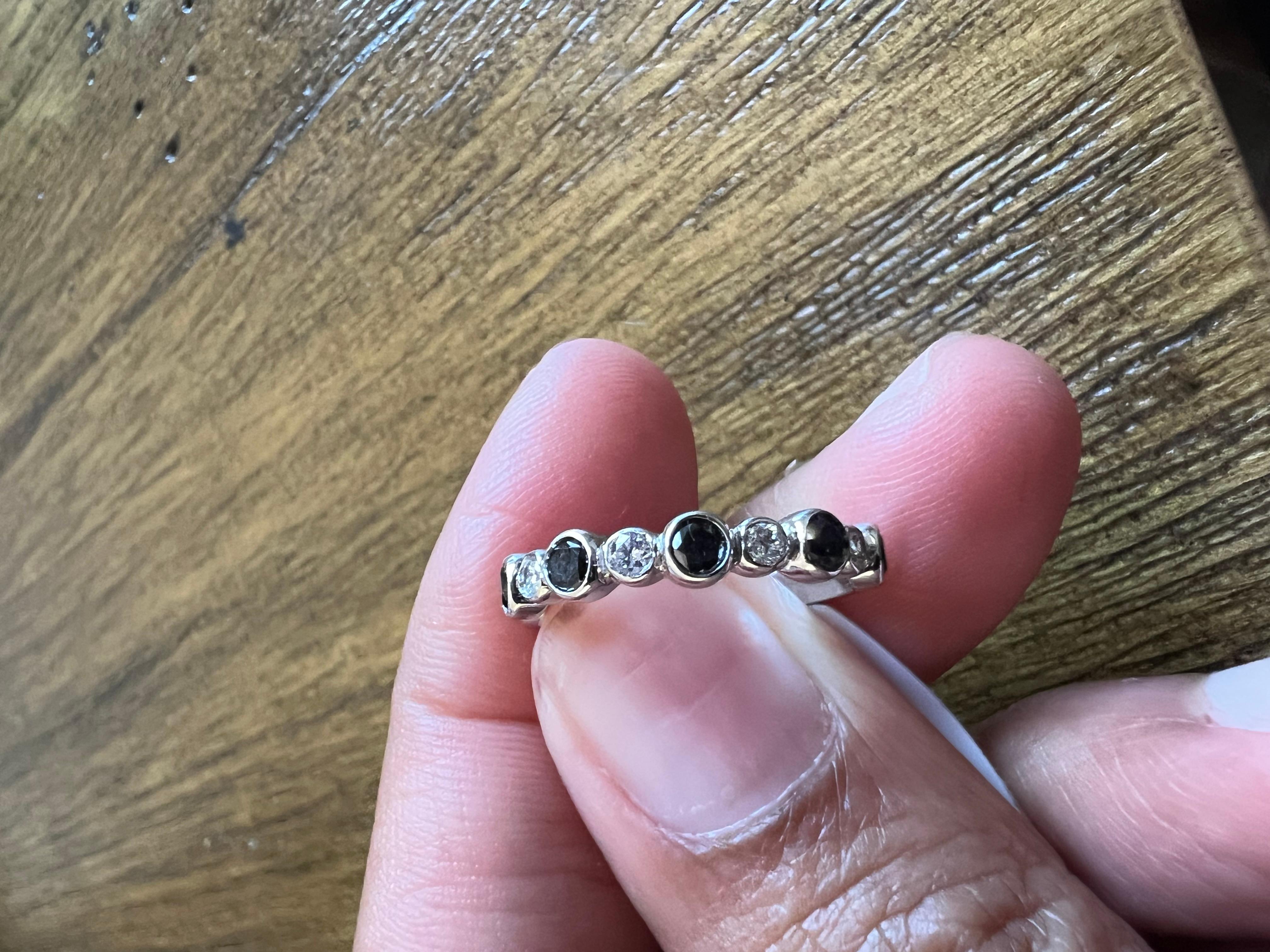 Weißgoldring mit 0,75 Karat schwarzen und weißen Diamanten im Angebot 1