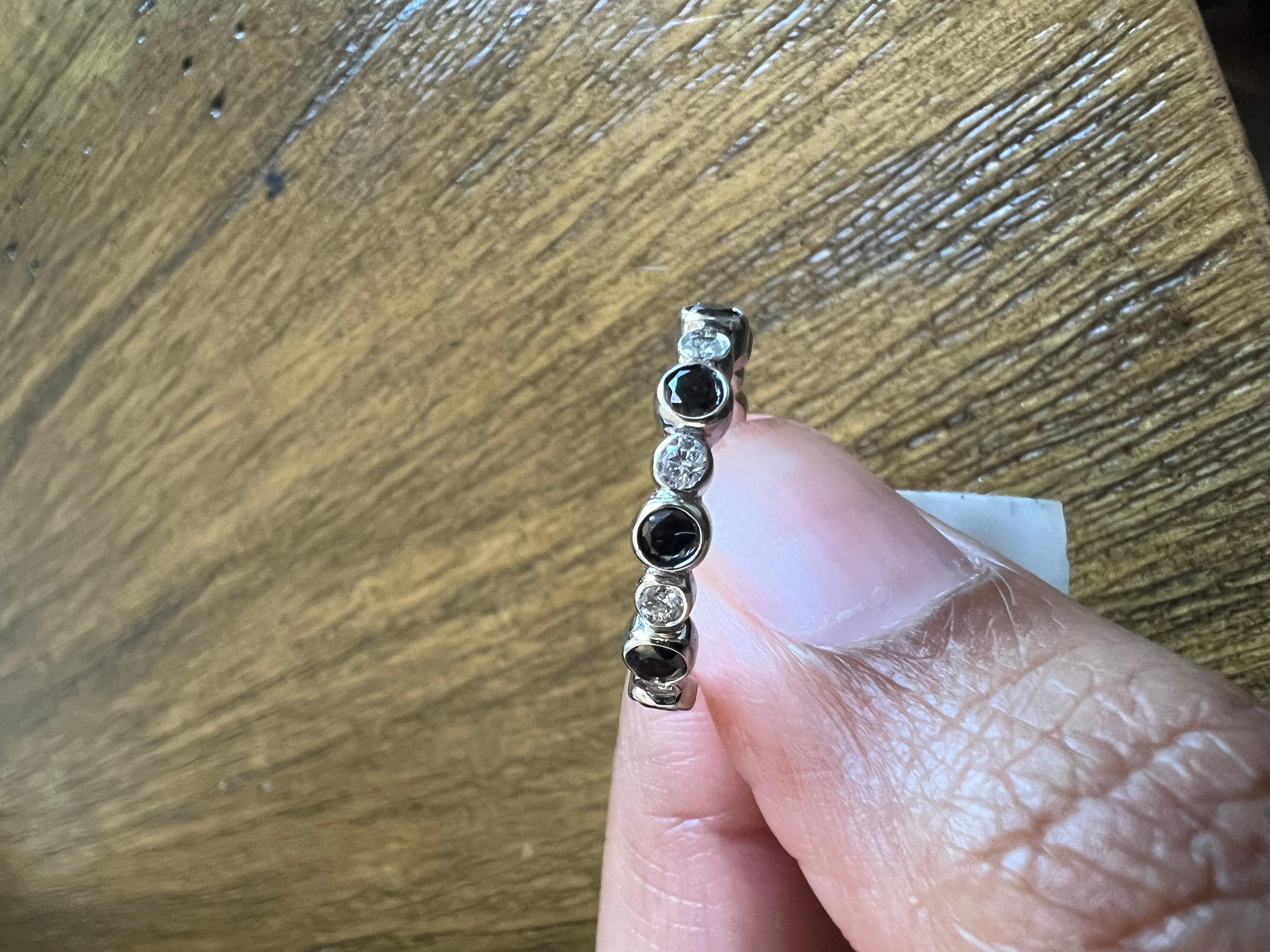 Weißgoldring mit 0,75 Karat schwarzen und weißen Diamanten im Angebot 2