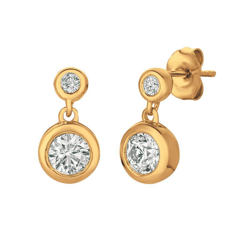 100% naturale, non migliorato in alcun modo Orecchini di diamanti a taglio rotondo
0.75CT
G-H 
SI  
oro bianco 14 carati,  2.3 grammi, stile lunetta
1/2 pollice in altezza, 1/4 di pollice in larghezza
2 diamanti  - 0,64ct, 2 diamanti  -