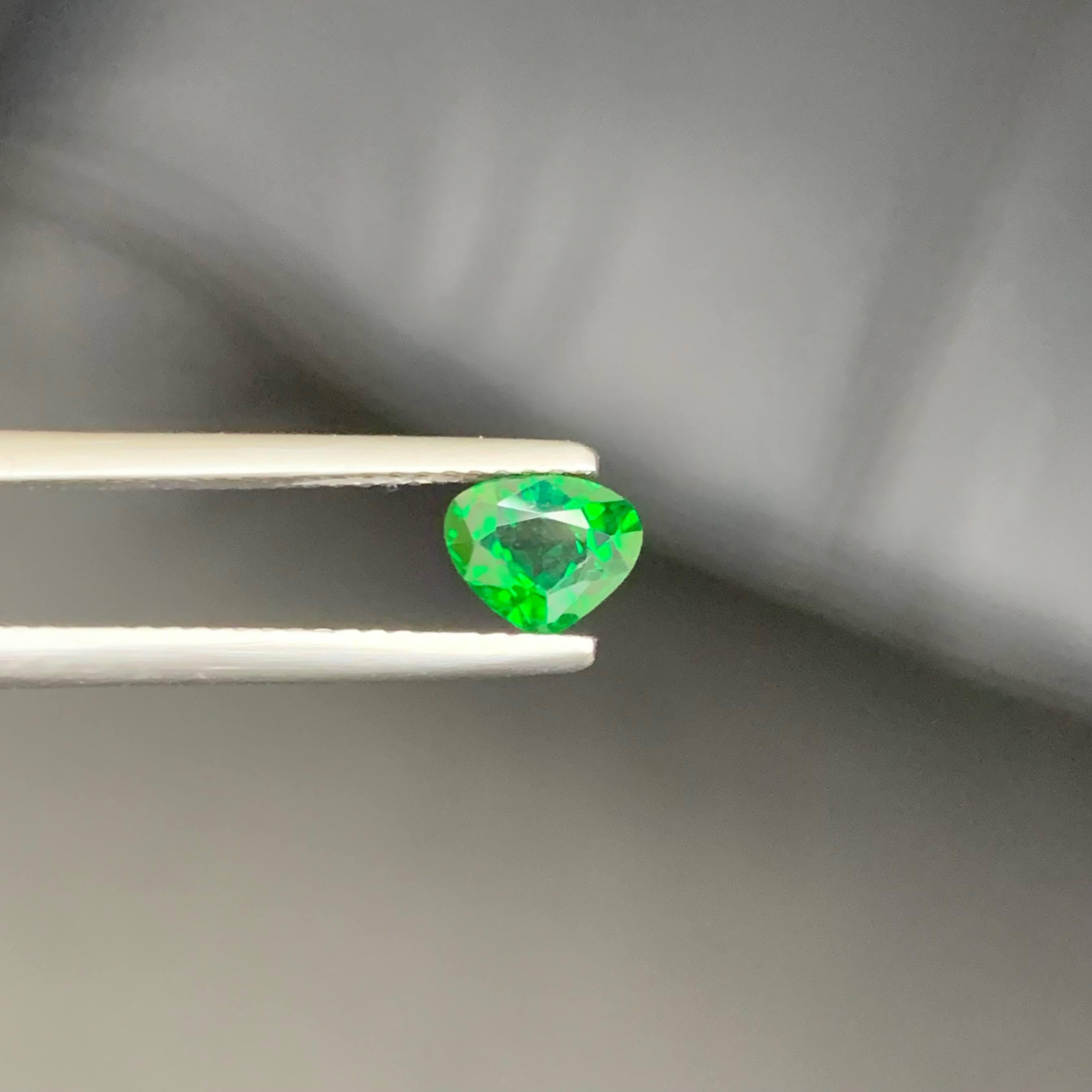 Peso 0,75 quilates 
Dimensiones 6,3x5,3x3,8 mm
Tratamiento Ninguno 
Origen África 
Claridad VVS 
Forma Cortar Corazón 




Esta Turmalina Cromada Suelta Natural de 0,75 quilates brilla con un tono verde bosque vivo, enriquecido por su contenido