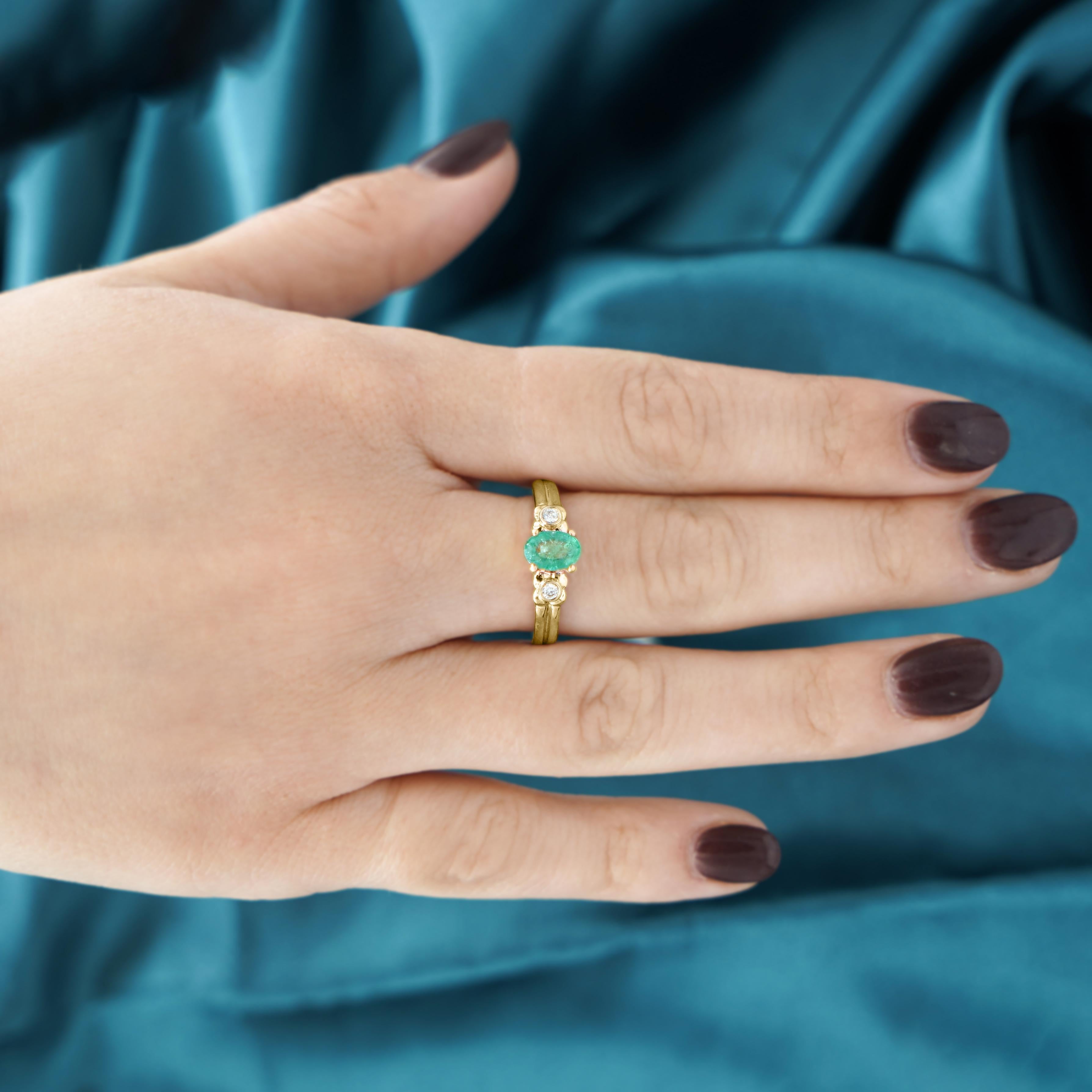 Contemporary 0.75 Carat Oval Cut Emerald & Diamond 3 Stone 14k Ring For Sale