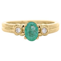 Anillo de esmeralda y diamantes talla oval de 0,75 quilates y 3 piedras de 14k