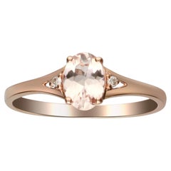 Anillo de oro rosa de 10 quilates con Morganita talla oval de 0,75 quilates y detalles de diamantes