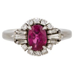 Anello da cocktail con diamante e rubino taglio ovale da 0,75 carati - Platino in stock