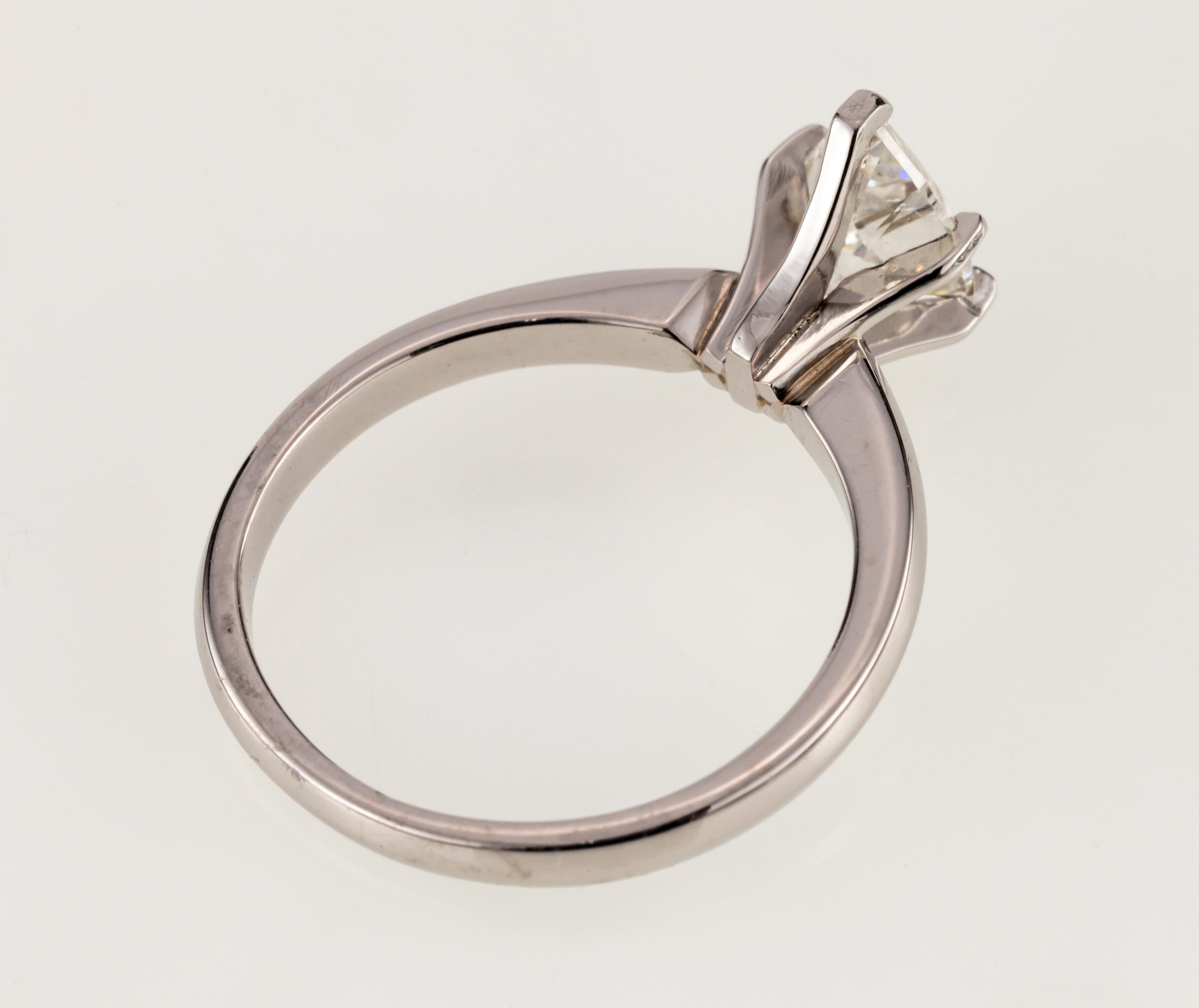 Bague de fiançailles solitaire en platine avec diamant en forme de poire de 0,75 carat en vente 6