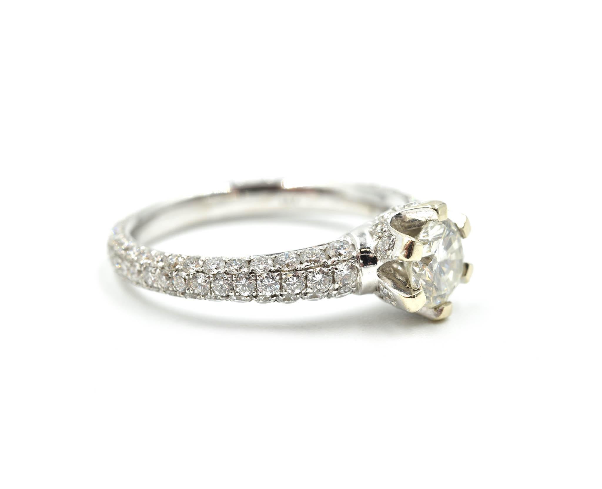 Designer: design personalizzato
Materiale: oro bianco 14k
Pietra centrale: diamante rotondo taglio brillante da 0,75 carati
Colore: L
Chiarezza: VS1
Diamanti: 1,46 carati
Peso totale in carati: 2,21
Misura dell'anello: 7 (si prega di prevedere due