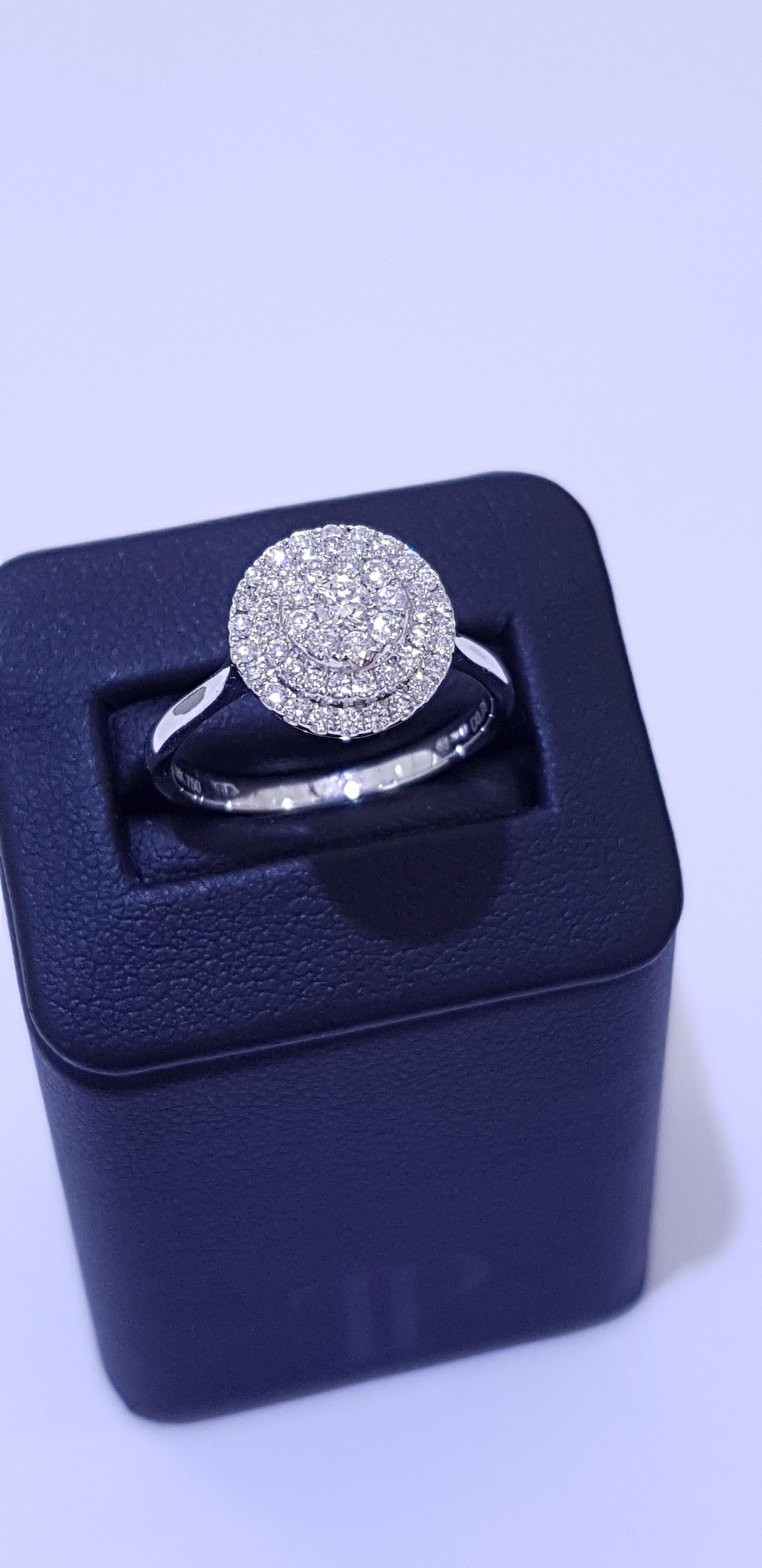 Anello con doppio diamante aureolato in oro bianco 18 carati da 0,75 carati con taglio rotondo a grappolo in vendita 4