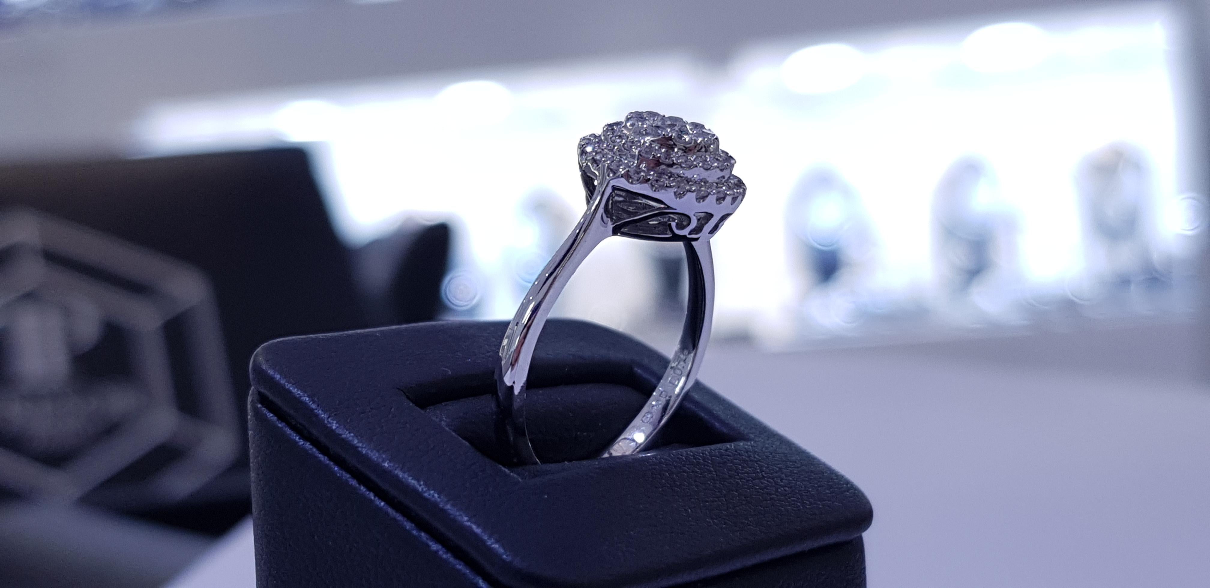 Anello con doppio diamante aureolato in oro bianco 18 carati da 0,75 carati con taglio rotondo a grappolo in vendita 6
