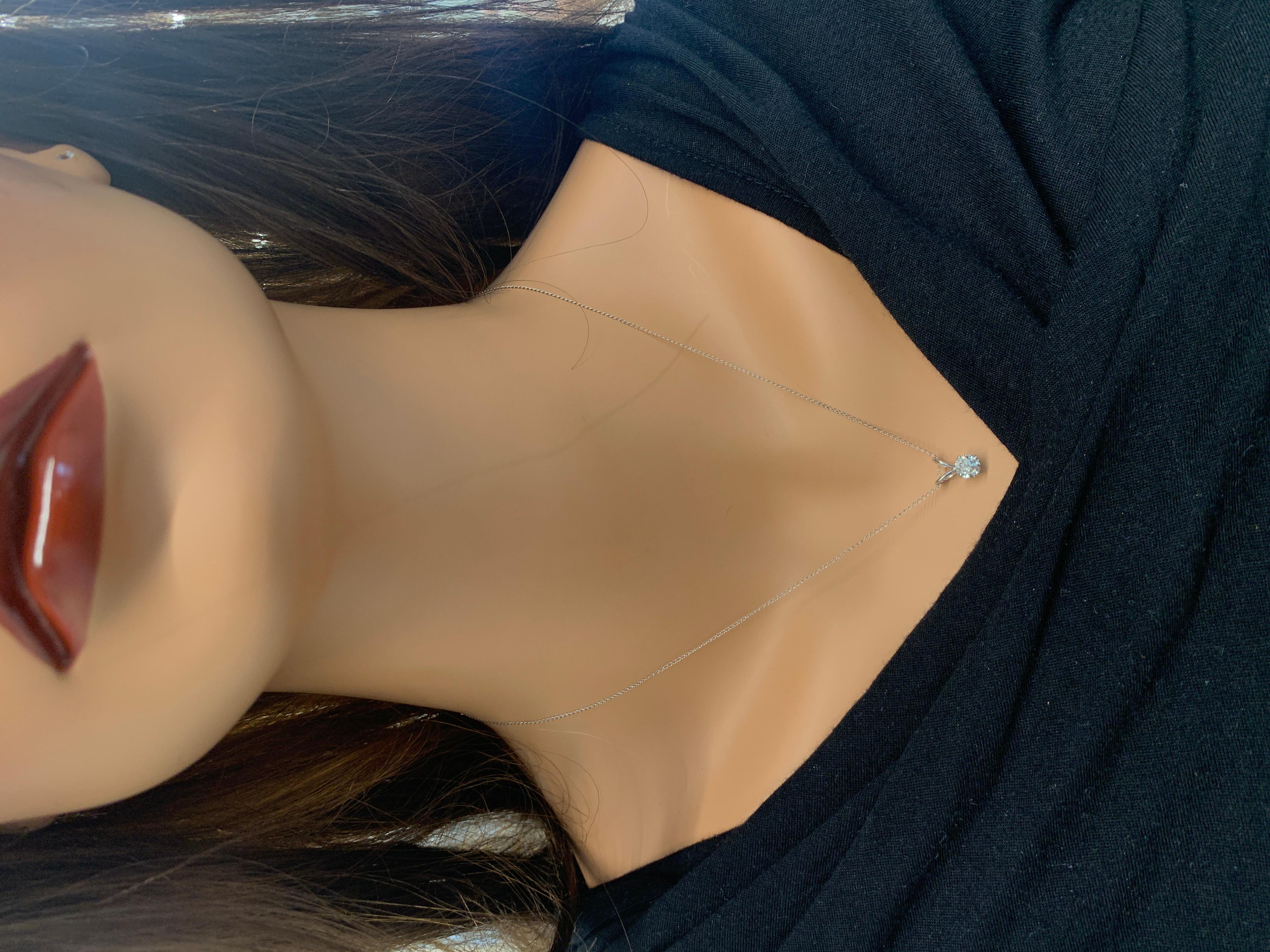Ce pendentif solitaire est orné d'un diamant rond de 0,75 carat dans une monture en or blanc 14 carats, offrant un design classique et intemporel. La simplicité d'un pendentif solitaire en fait une pièce polyvalente, parfaite pour un usage quotidien