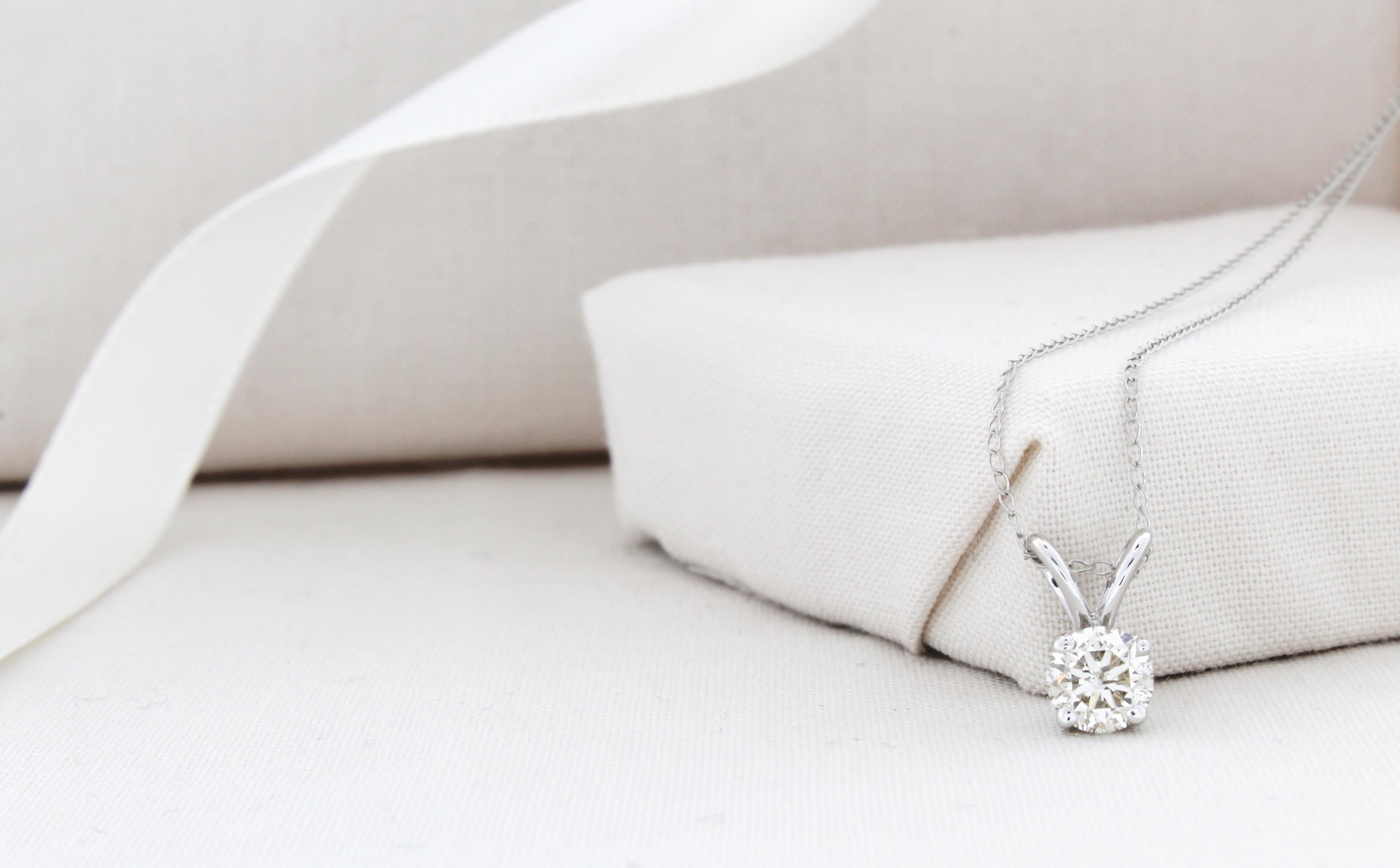 Contemporain Pendentif solitaire en diamant rond de 0,75 carat  Or blanc 14K  Classic & Elegance en vente
