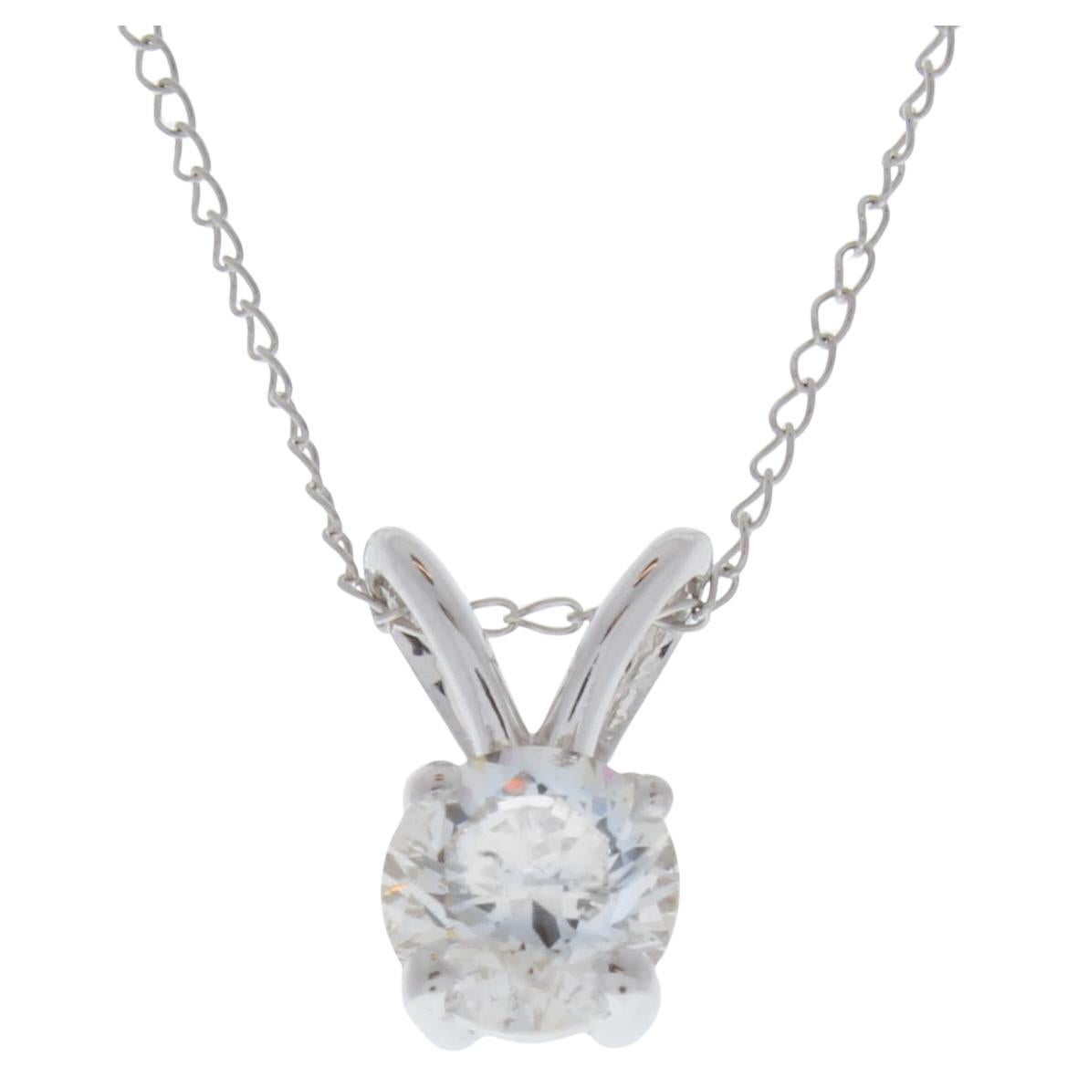 Ciondolo solitario con diamante rotondo da 0,75 carati  Oro bianco 14K  Classico ed elegante