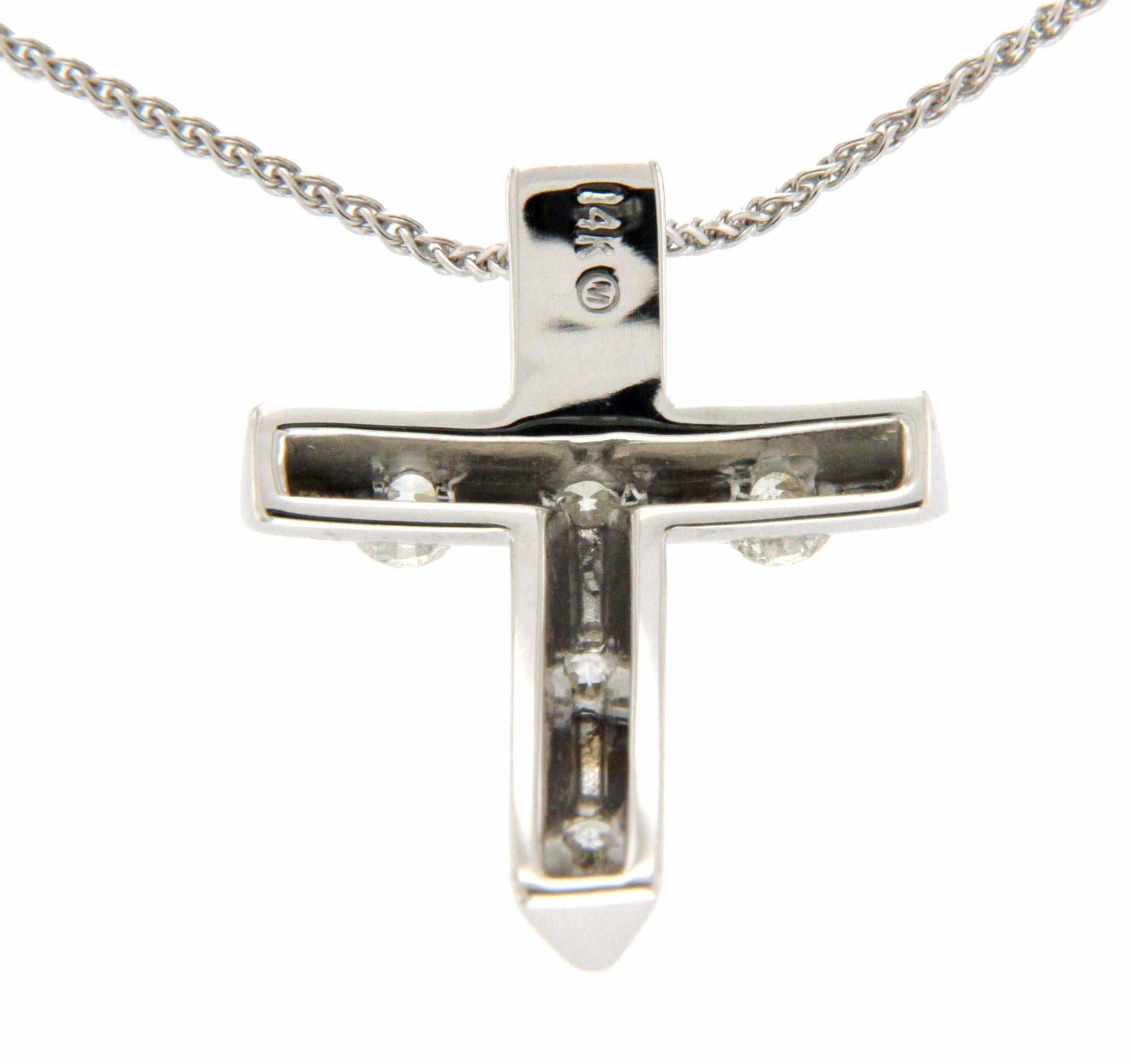 0.75 Carat Round Diamonds 14 Karat White Gold Cross Pendant Necklace In Excellent Condition For Sale In Los Angeles, CA