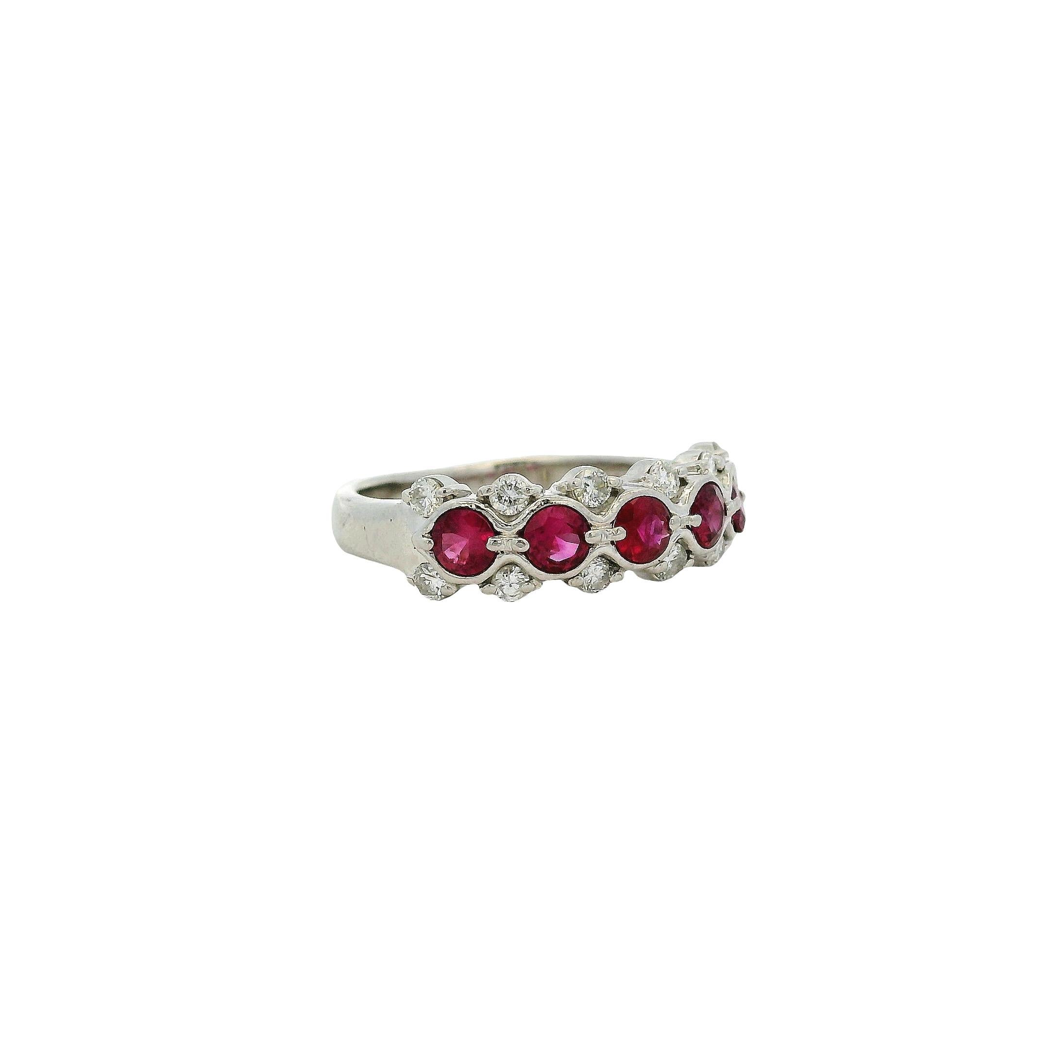 0.75 Carat Round Ruby Bezel Set Diamond Ring Platinum in Stock en vente 4
