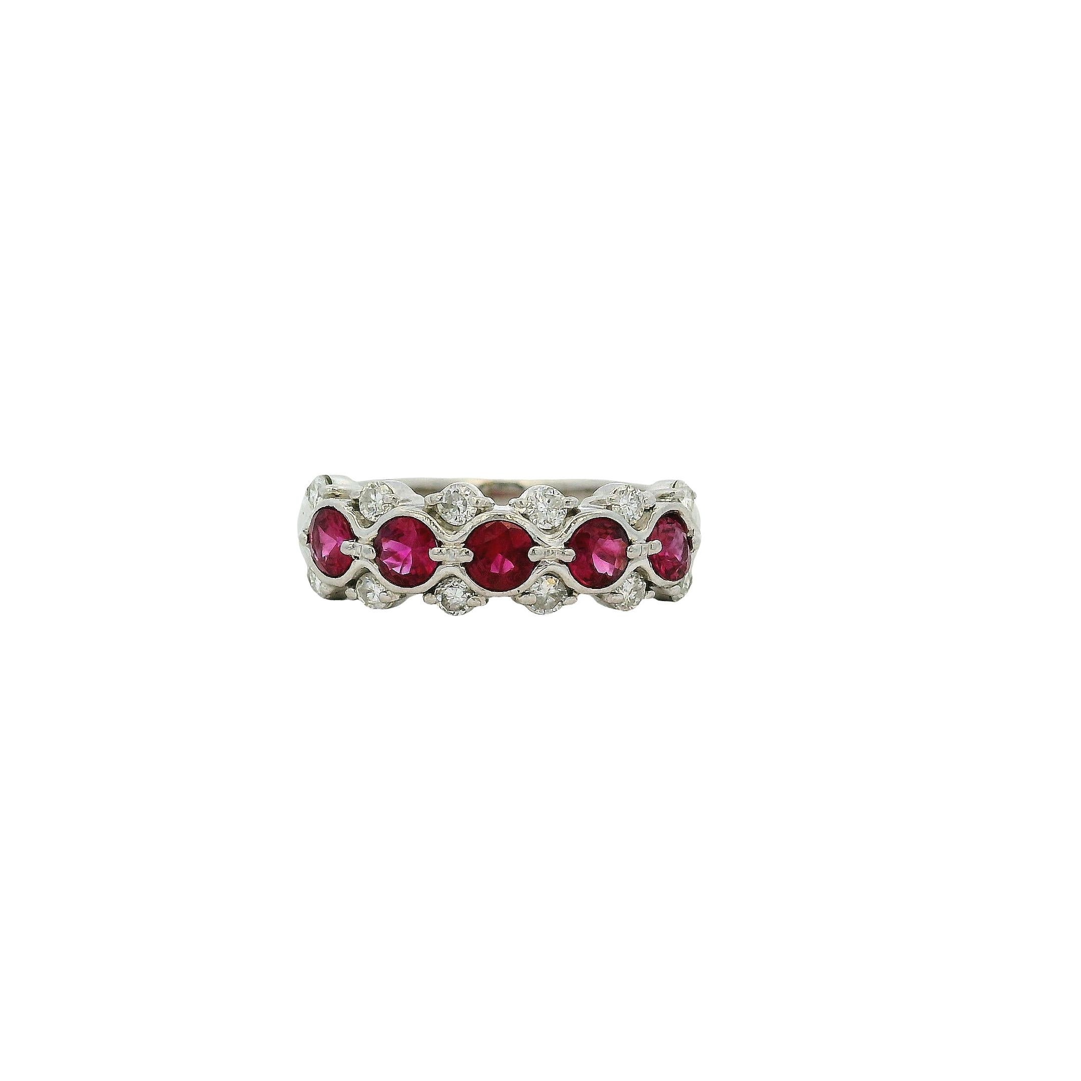 Moderne 0.75 Carat Round Ruby Bezel Set Diamond Ring Platinum in Stock en vente