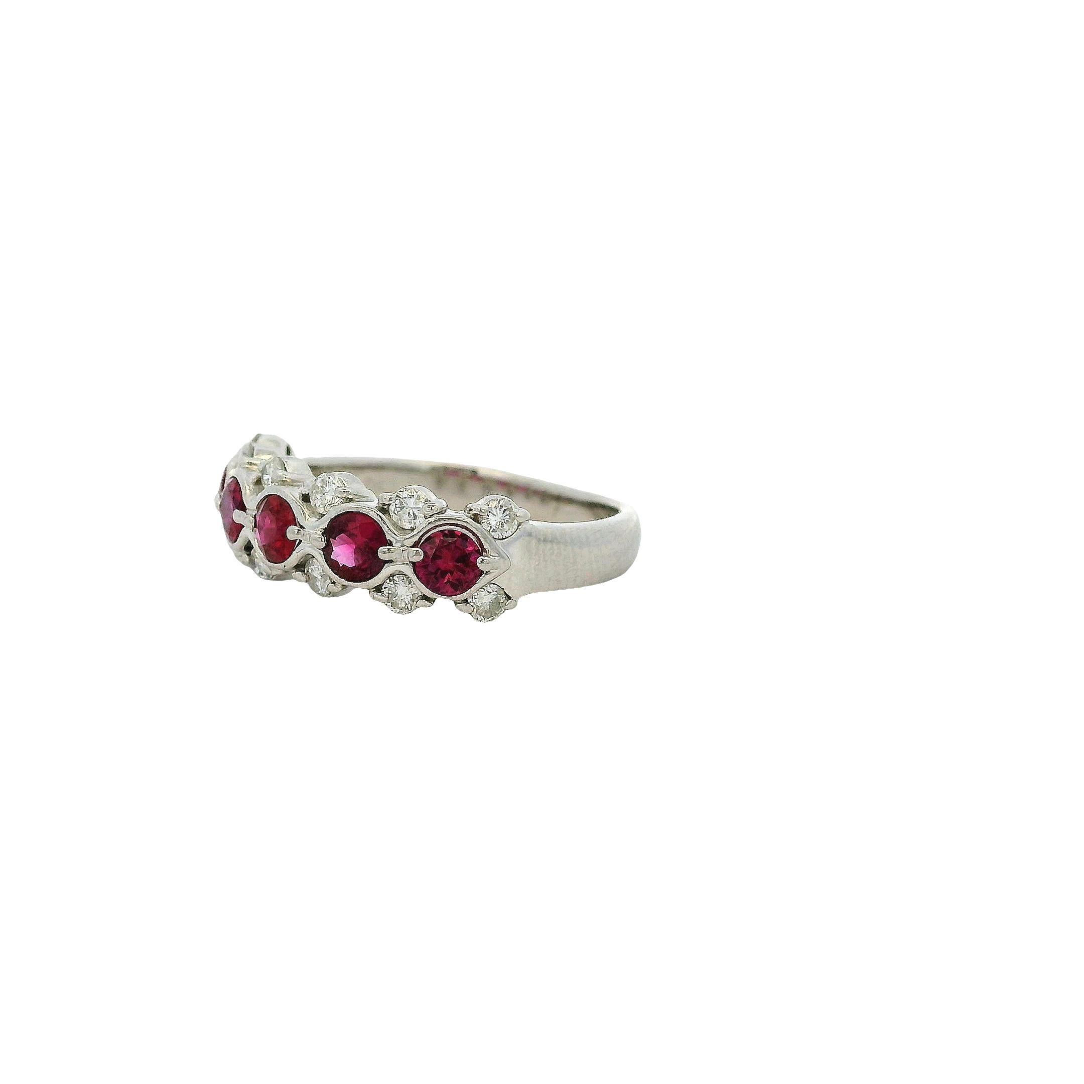 0.75 Carat Round Ruby Bezel Set Diamond Ring Platinum in Stock Pour femmes en vente