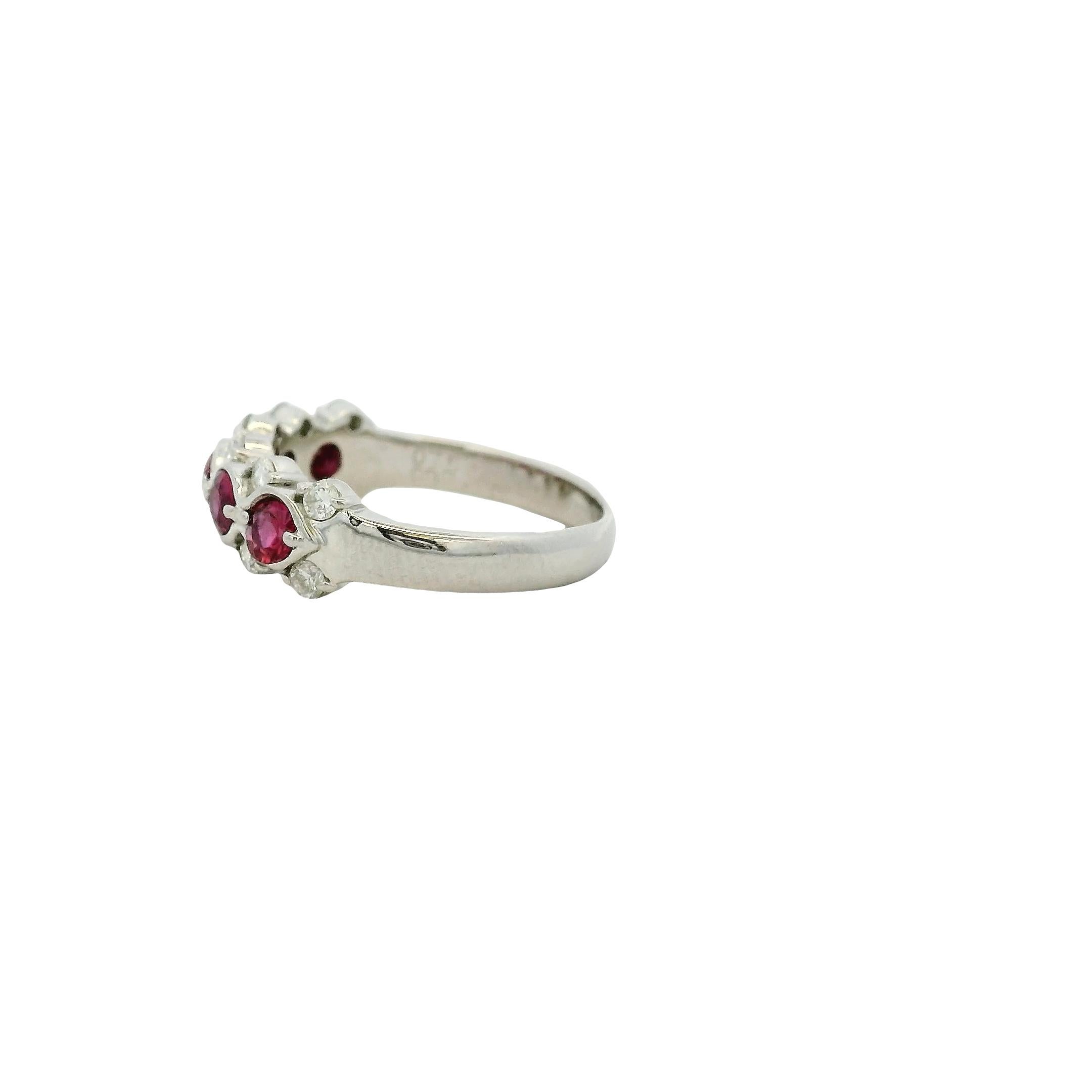 0.75 Carat Round Ruby Bezel Set Diamond Ring Platinum in Stock en vente 1