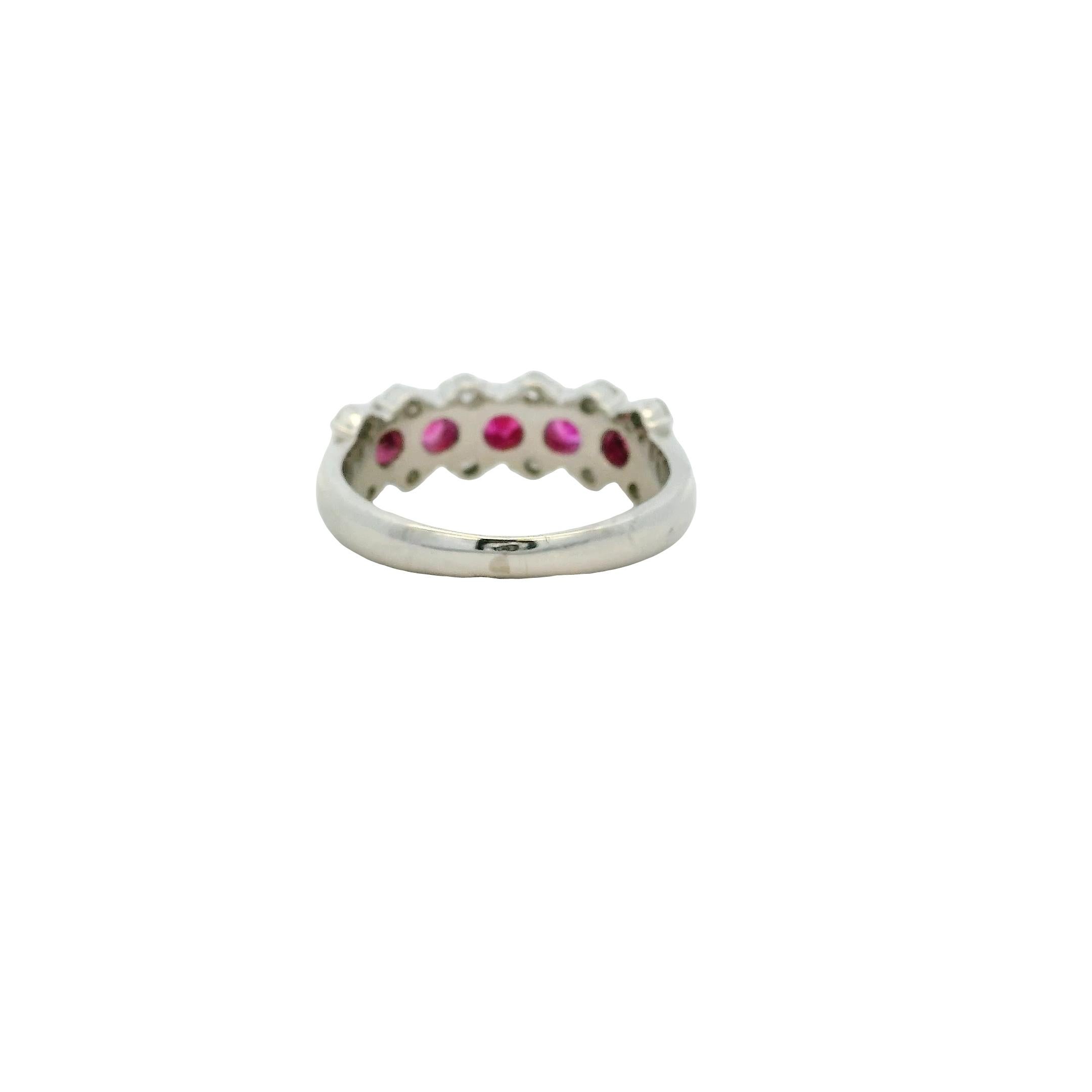 0.75 Carat Round Ruby Bezel Set Diamond Ring Platinum in Stock en vente 2