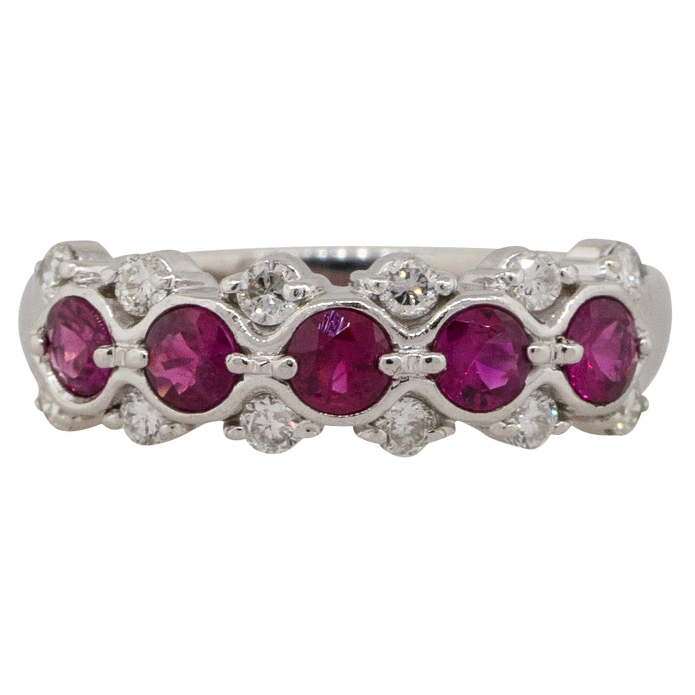 0,75 Karat Runder Rubin Diamantring mit Lünette aus Platin auf Lager