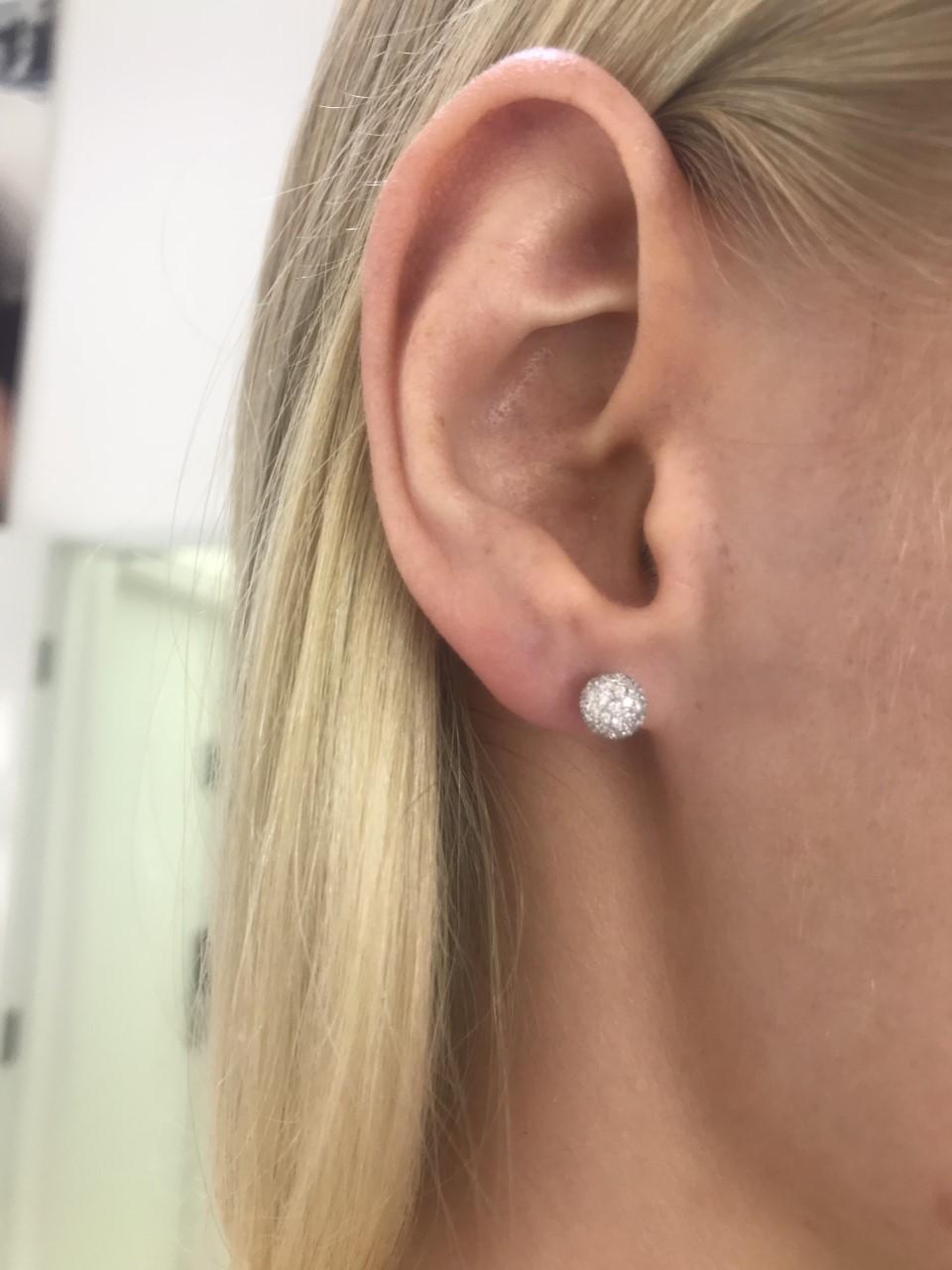 Diese schöne maßgeschneiderte 0,75 Karat Diamant Tresor Paris Discokugel Ohrstecker mit hochwertigen Diamanten weiße Farbe F / G Clarity VS / VVS Runde Brillantschliff Diamanten gesetzt, sind sie von Hand gesetzt, um Perfektion in 18 Karat Weißgold.