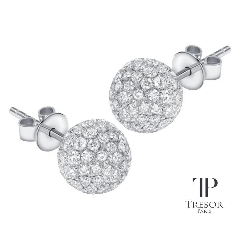 Pendientes redondos Tresor Paris de 0,75 quilates y 6 mm de diamantes en oro blanco de 18 quilates con forma de bola Moderno en venta