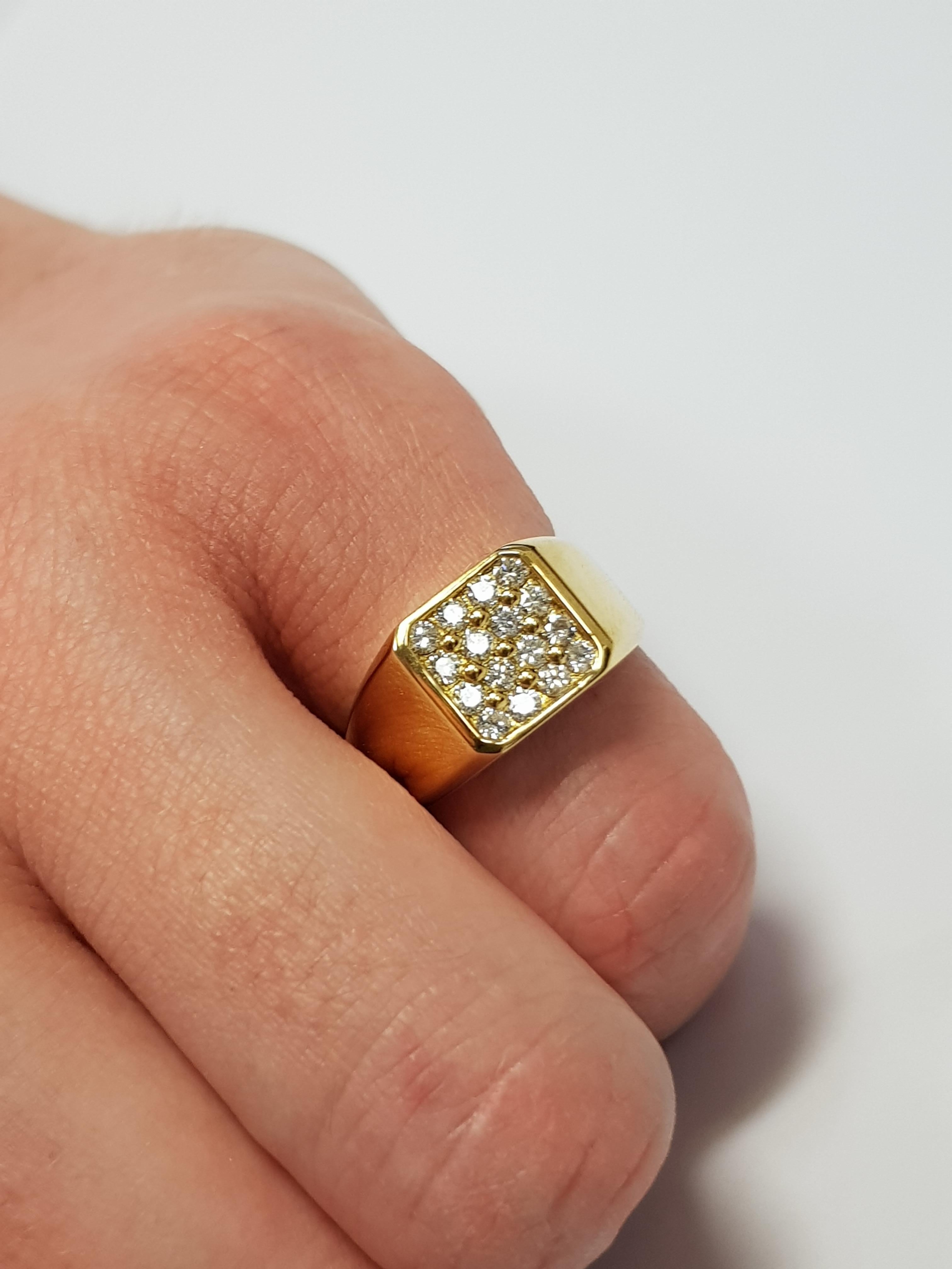 Moderne Bague chevalière pour homme en or jaune 18 carats, diamant blanc rond de 0,75 carat, sur mesure en vente