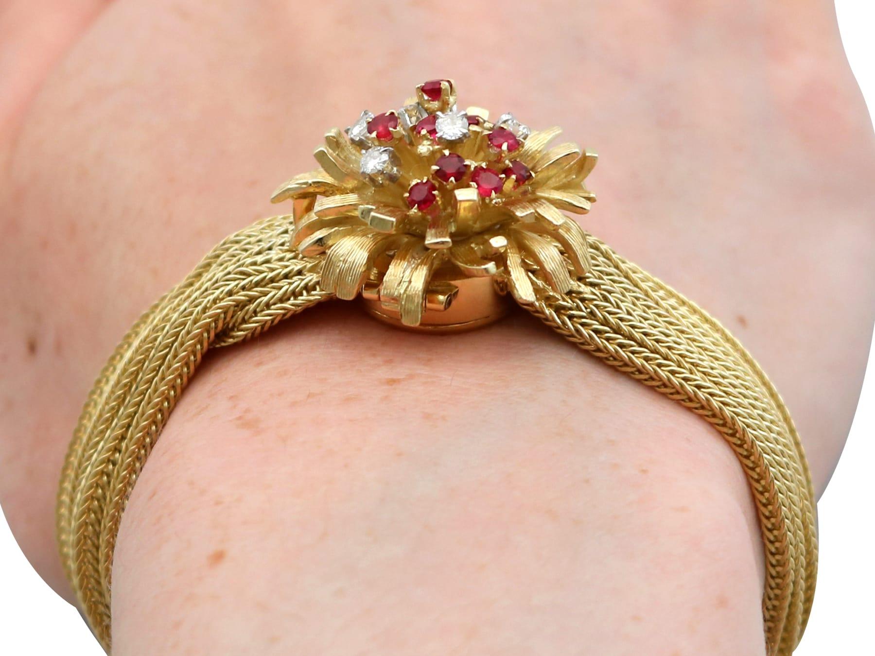 Orologio in oro giallo 18k con rubino da 0,75 carati e diamanti da 0,52 carati - Vintage 1964 in vendita 15