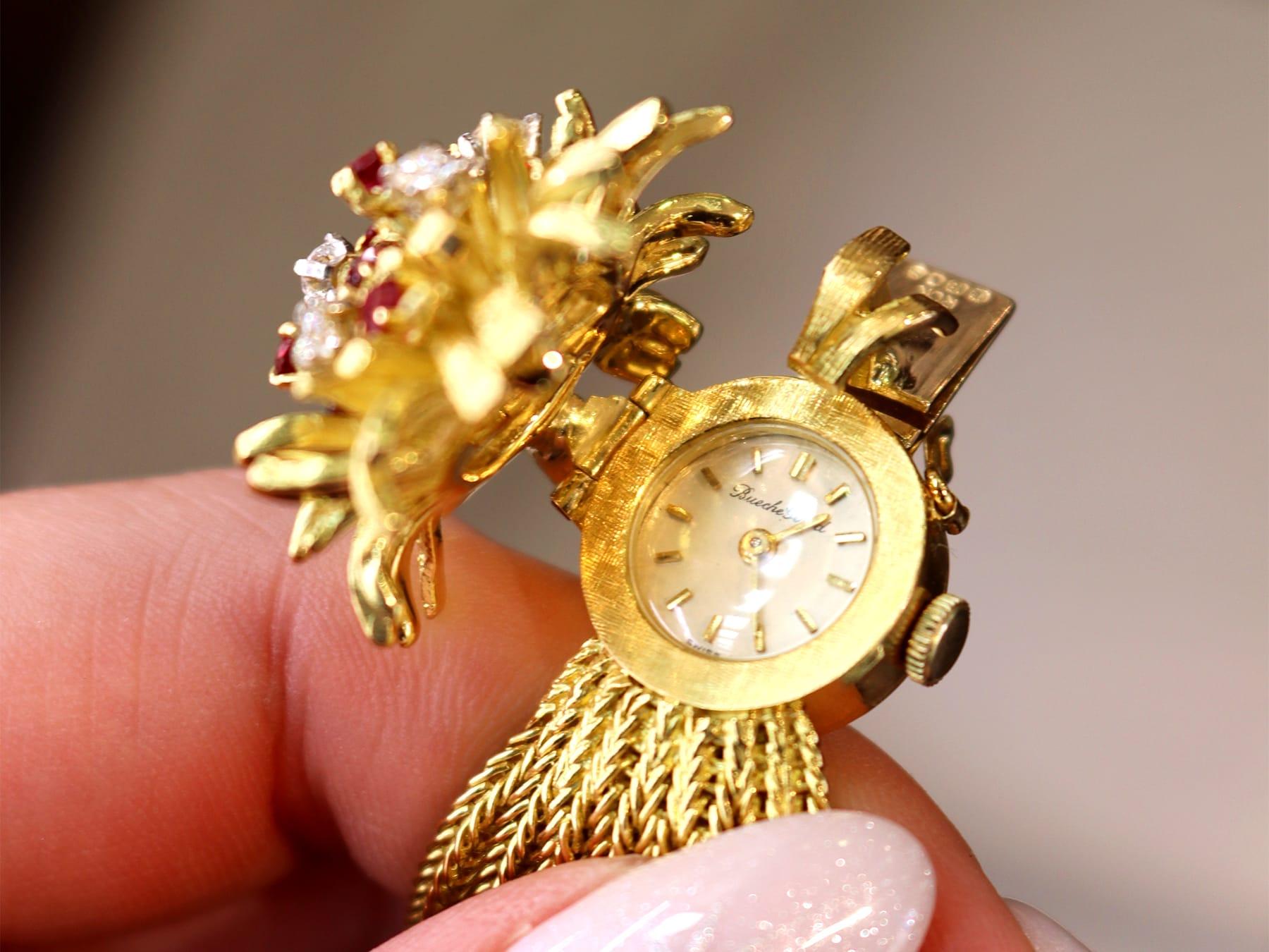 Orologio in oro giallo 18k con rubino da 0,75 carati e diamanti da 0,52 carati - Vintage 1964 in vendita 1