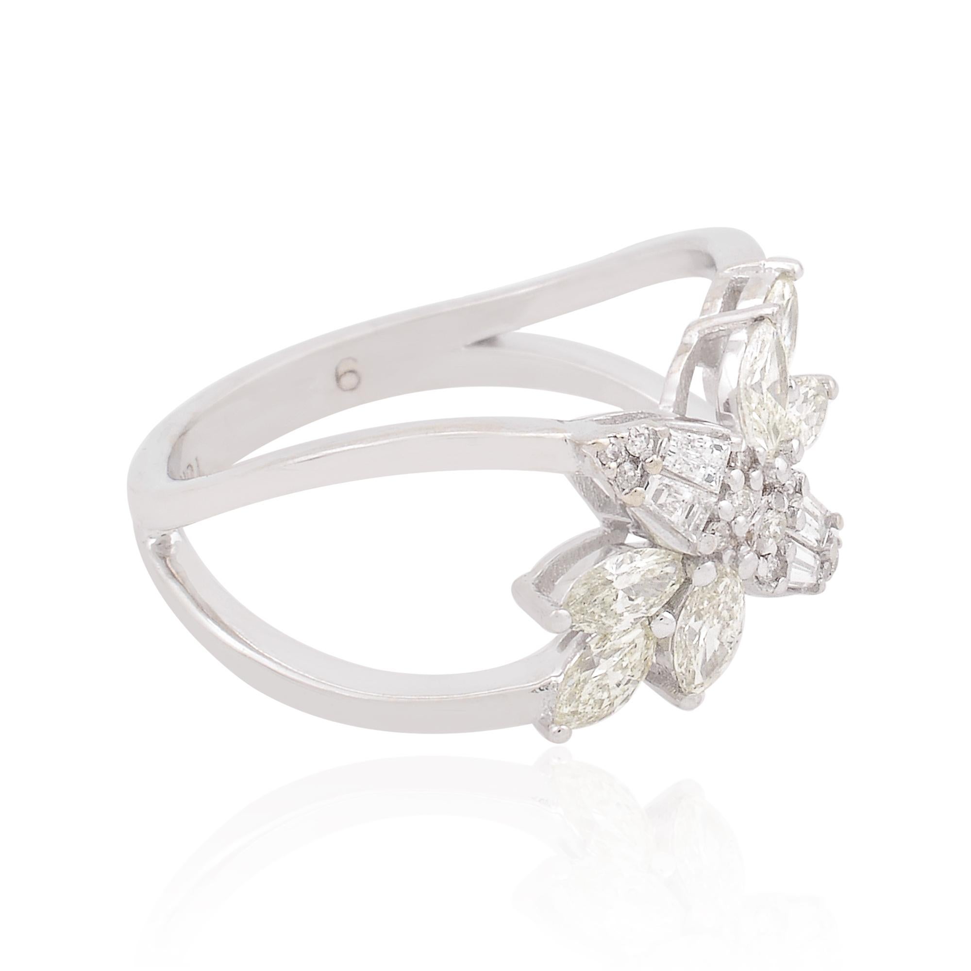 Ein Cocktailring mit Marquise und Baguette-Diamanten aus 18 Karat Weißgold ist ein Statement unter den handgefertigten Schmuckstücken. Der Ring zeigt typischerweise eine Kombination aus marquise- und baguetteförmigen Diamanten.

Der Ring hat die