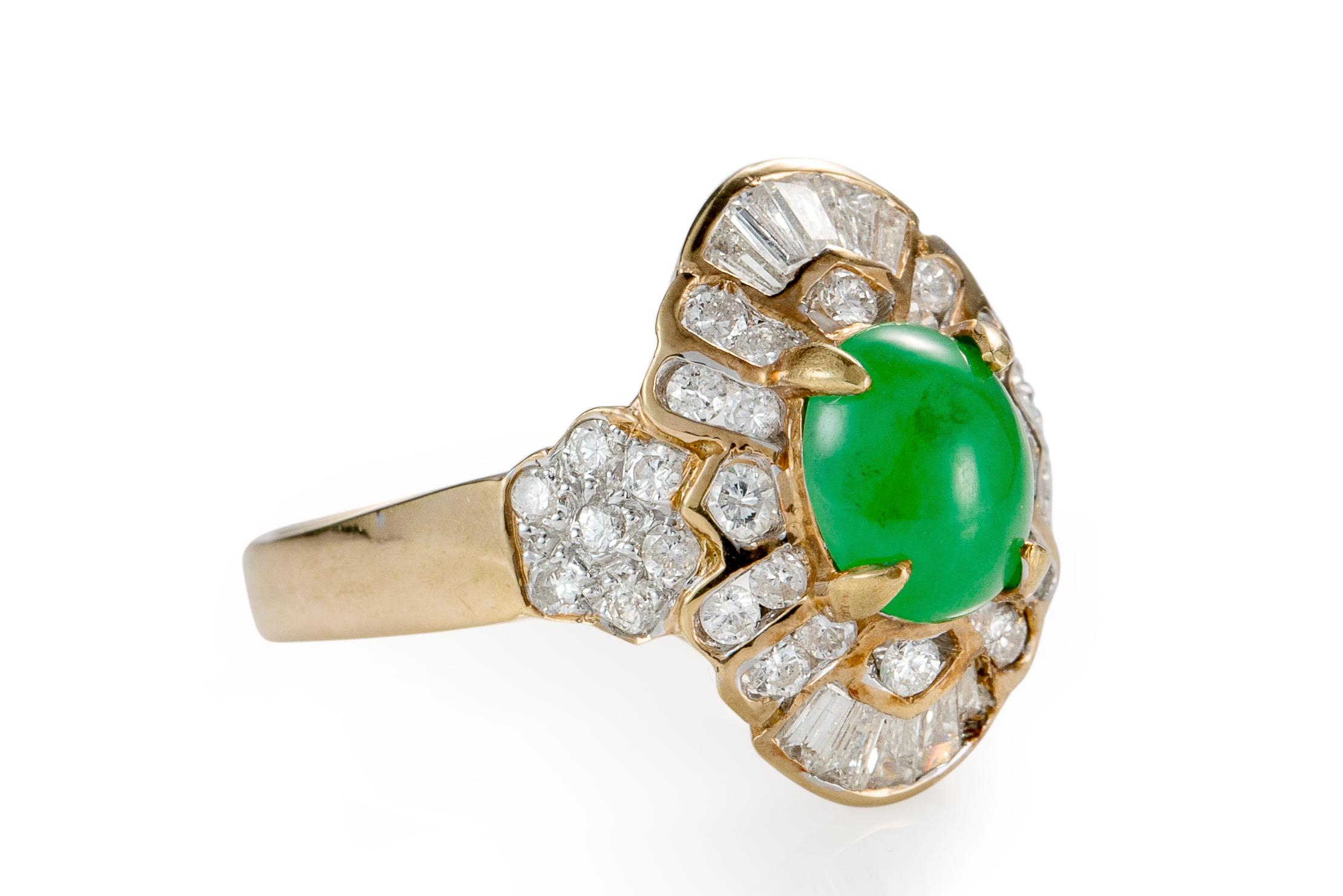 0.75 Carat Total Diamond and Jade Cocktail Ring, 18 Karat Gold In Excellent Condition For Sale In Atlanta, GA