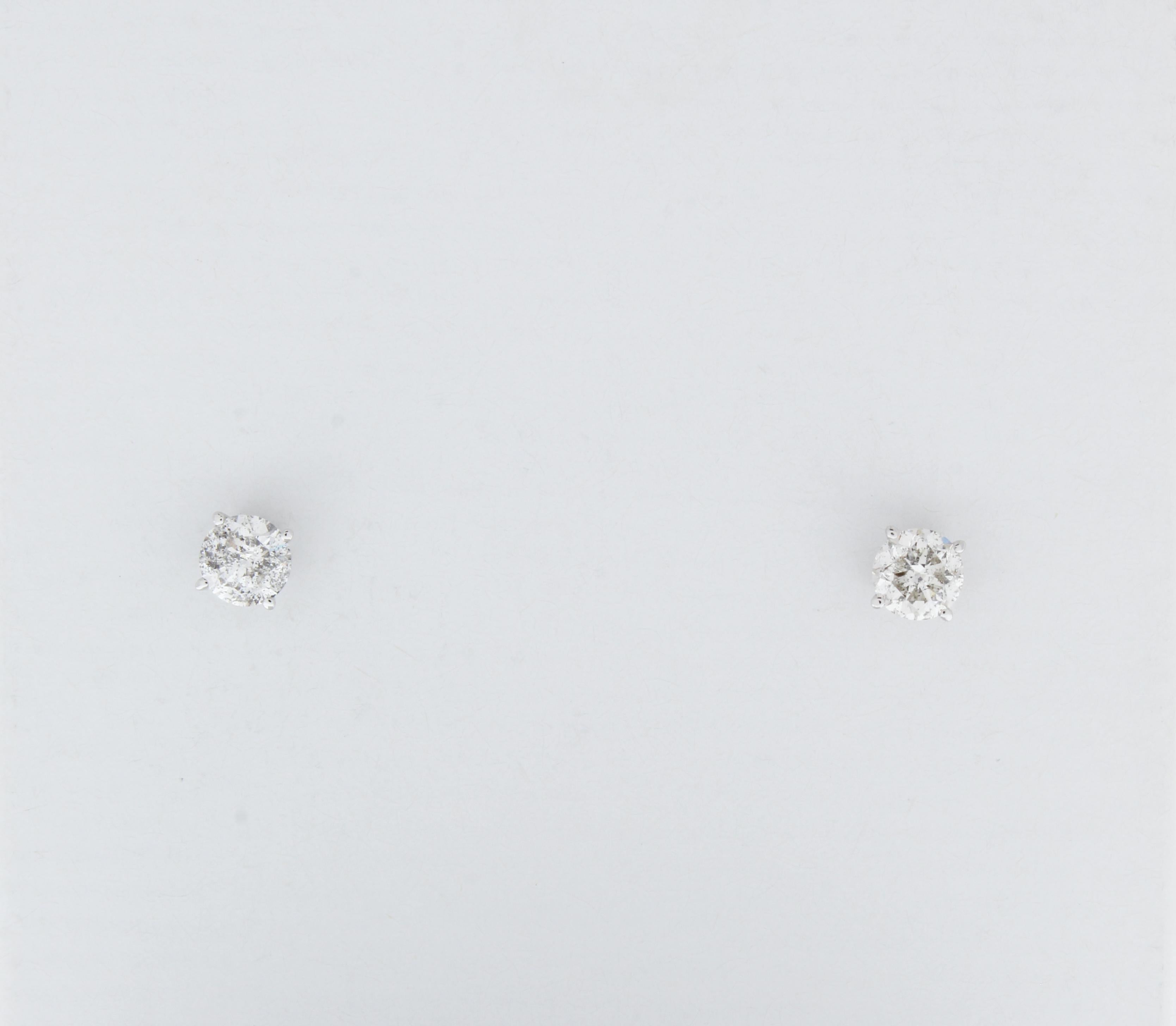 0,75 Karat Gesamtgewicht Diamant-Ohrstecker mit vier Zacken aus 14k Weißgold (Rundschliff) im Angebot