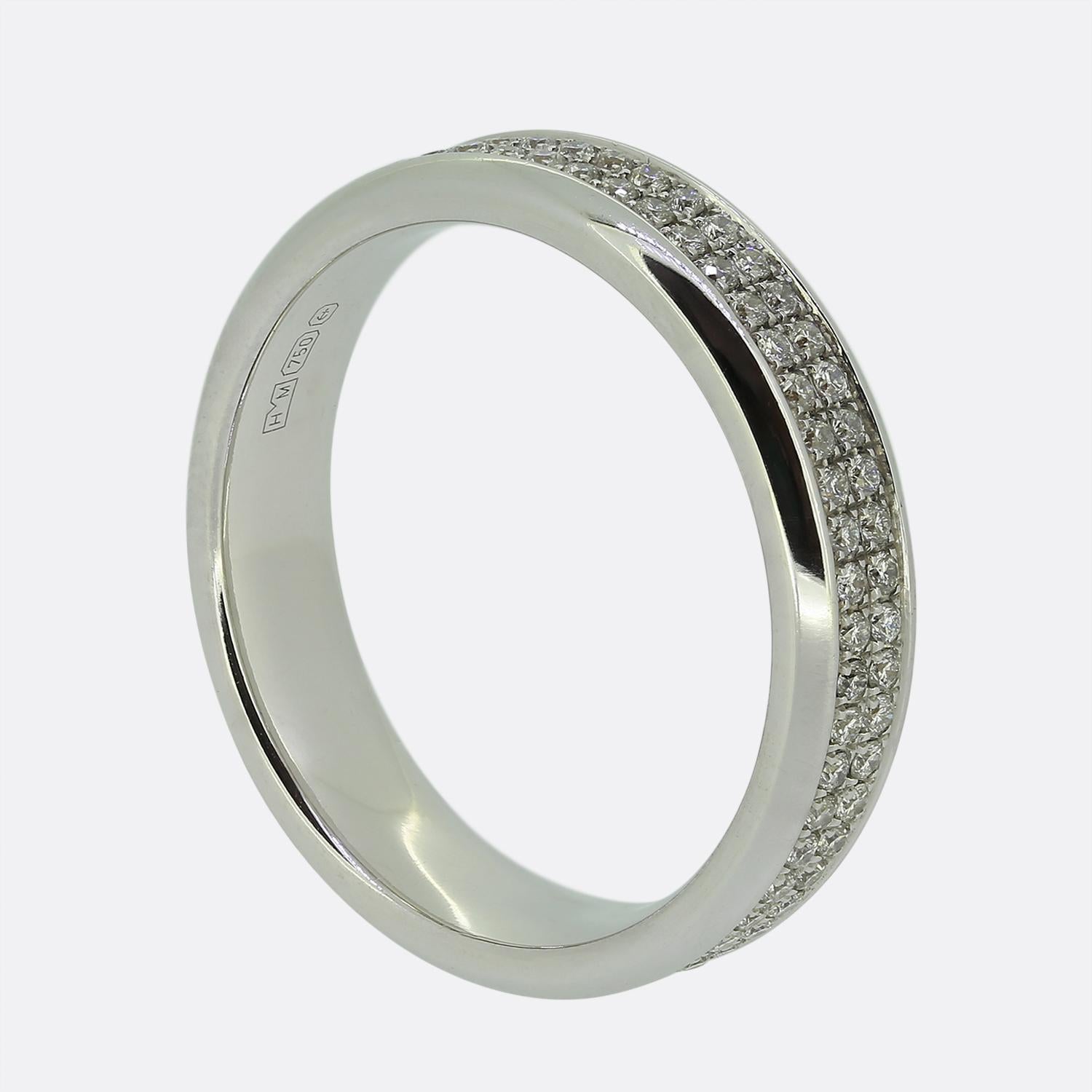 Nous avons ici une charmante bague d'éternité à deux rangs de diamants. Formations en or blanc 18ct, cette pièce rayonnante présente une série de diamants ronds de taille brillant ; tous ont été sertis individuellement dans une formation de ligne